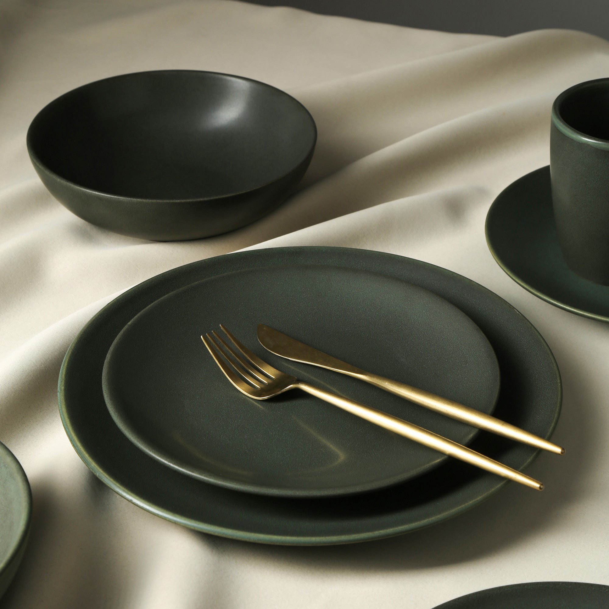 Premium Grao Stoneware Dinnerware Set - 16-Piece Green Dinner Plates, Bowls & Mugs - Eco-Friendly & Durable for Everyday Use, Family Dinners & Entertaining Guests