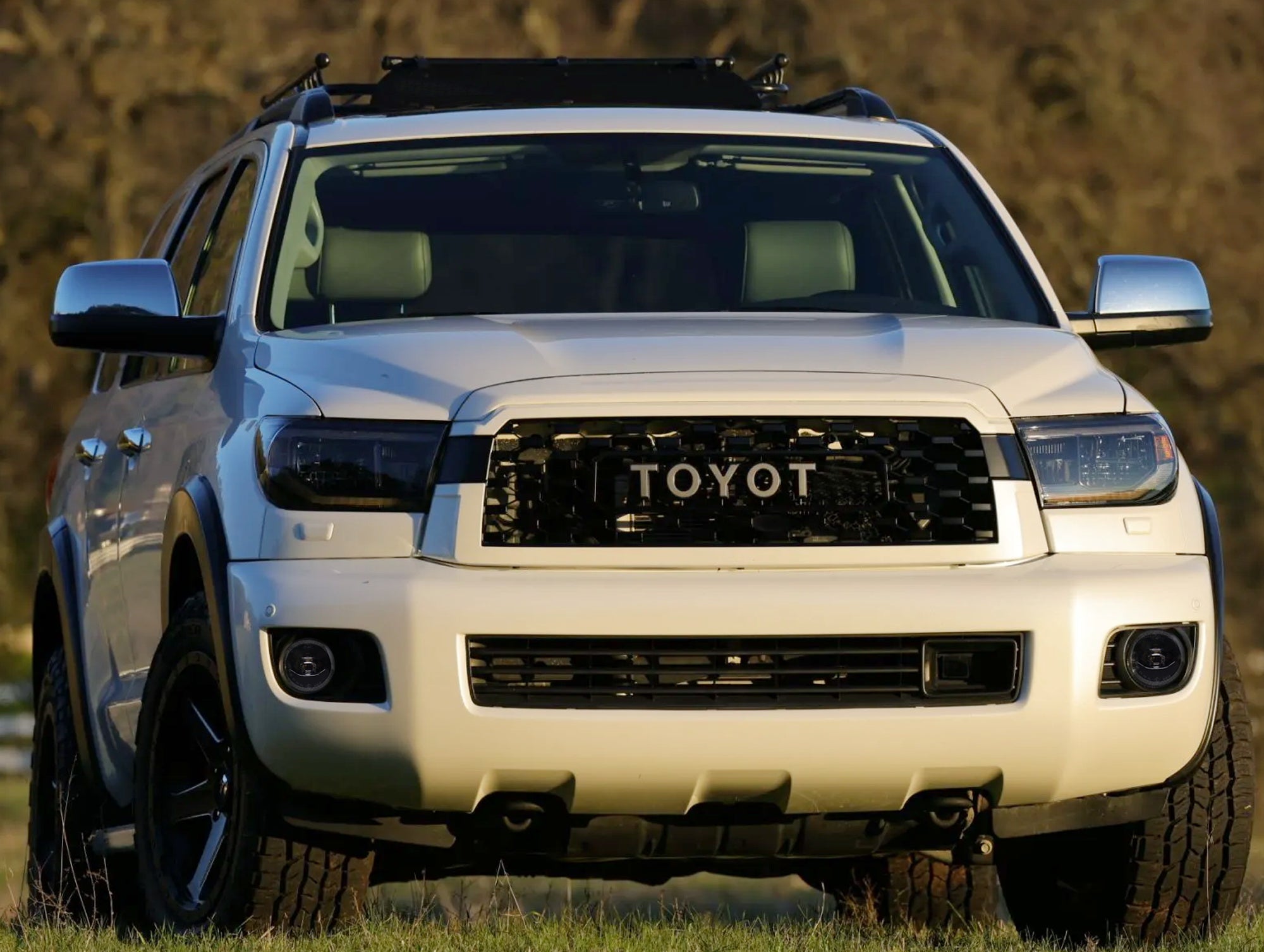 2-in-1 Blackout White 24W High Power LED Fog Lights with Halo DRL for Toyota Trucks - Durable Off-Road Lighting for Night Driving & Foggy Conditions