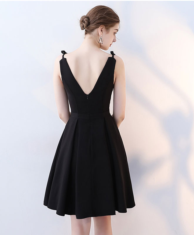 Elegant Black V-Neck Short Prom Dress for Homecoming, Party, and Special Occasions - Perfect for Dances, Graduation, and Formal Events