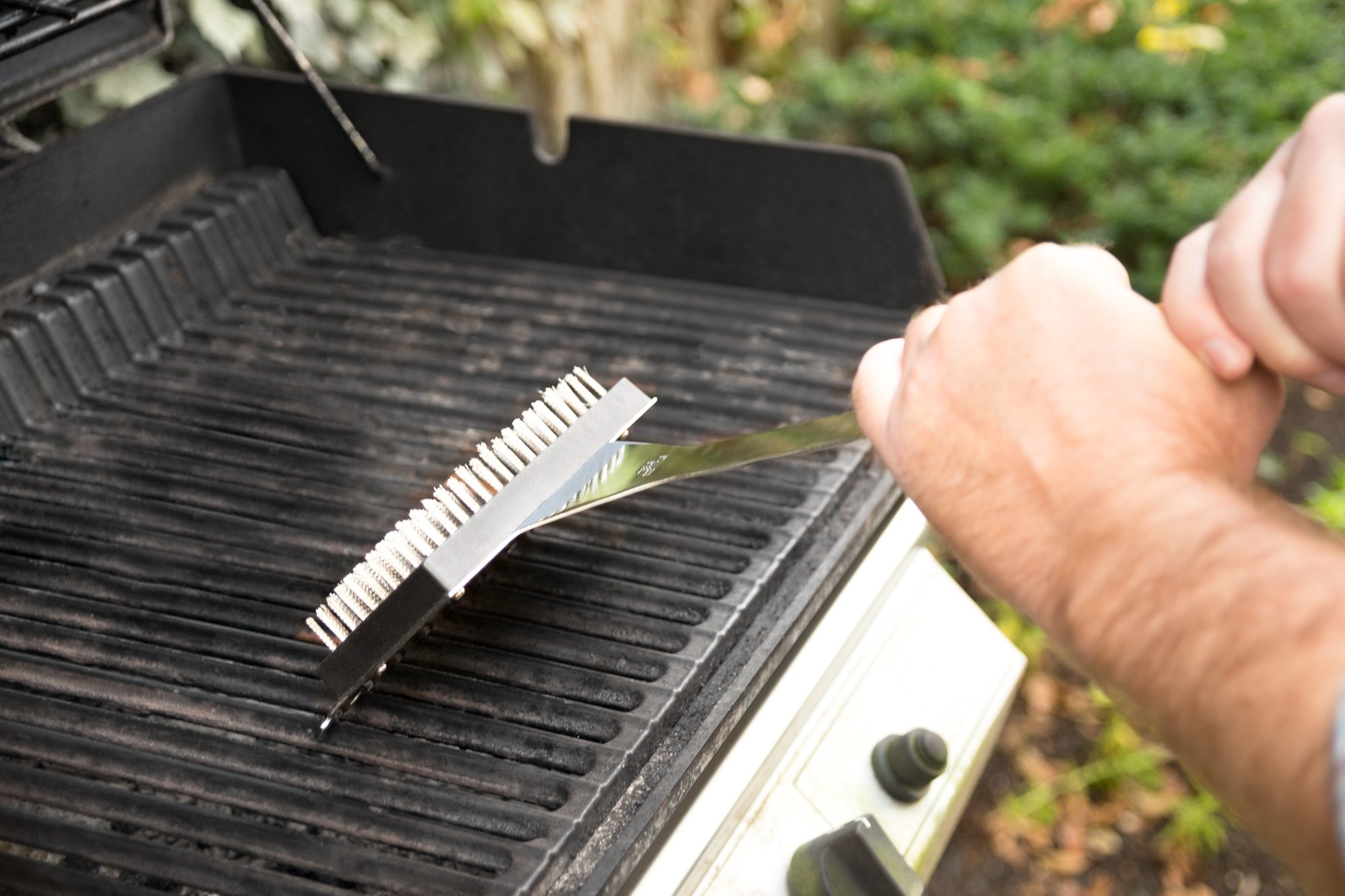 Outset QVG40 Verde Collection Grill Brush - Heavy Duty Stainless Steel Bristles & Scraper for BBQ Cleaning - Perfect for Gas, Charcoal Grills & Outdoor Cooking