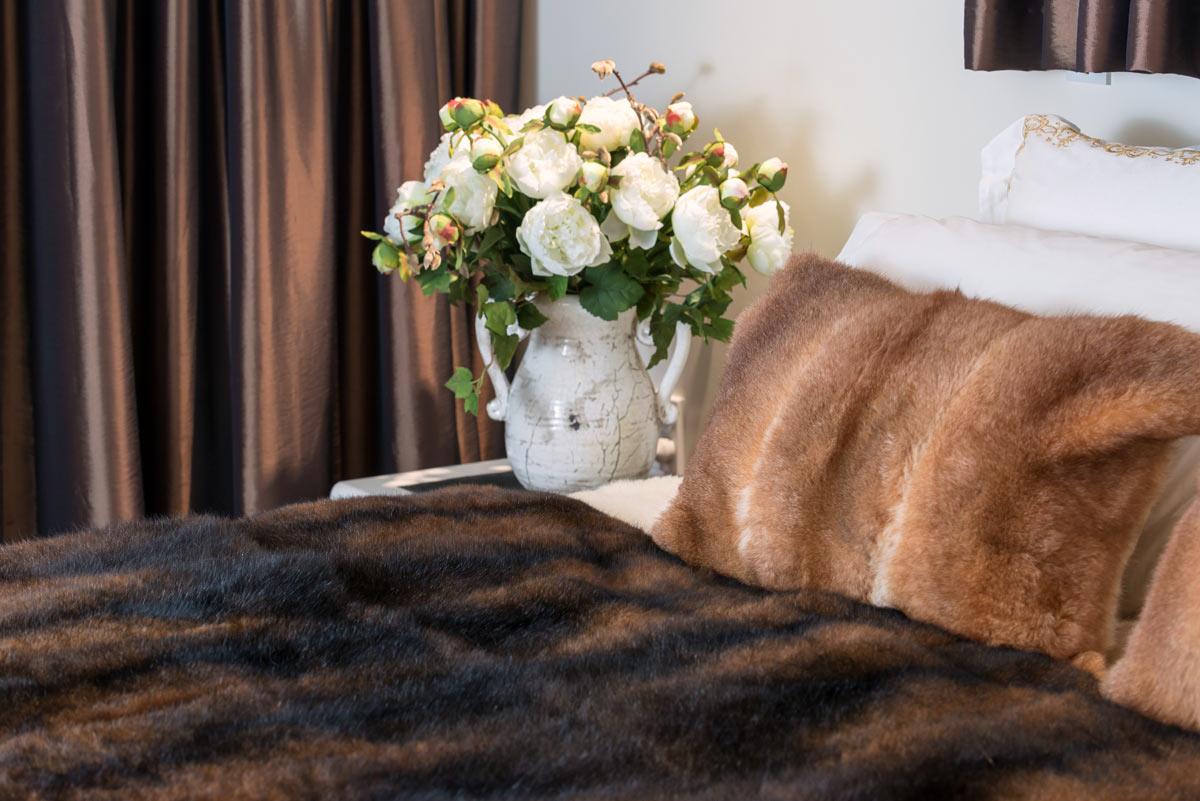 Premium Honey Possum Fur Cushion Cover - Soft & Luxurious Throw Pillow Case for Sofa, Bed, or Chair - Cozy Home Decor Gift for Living Room, Bedroom, or Office