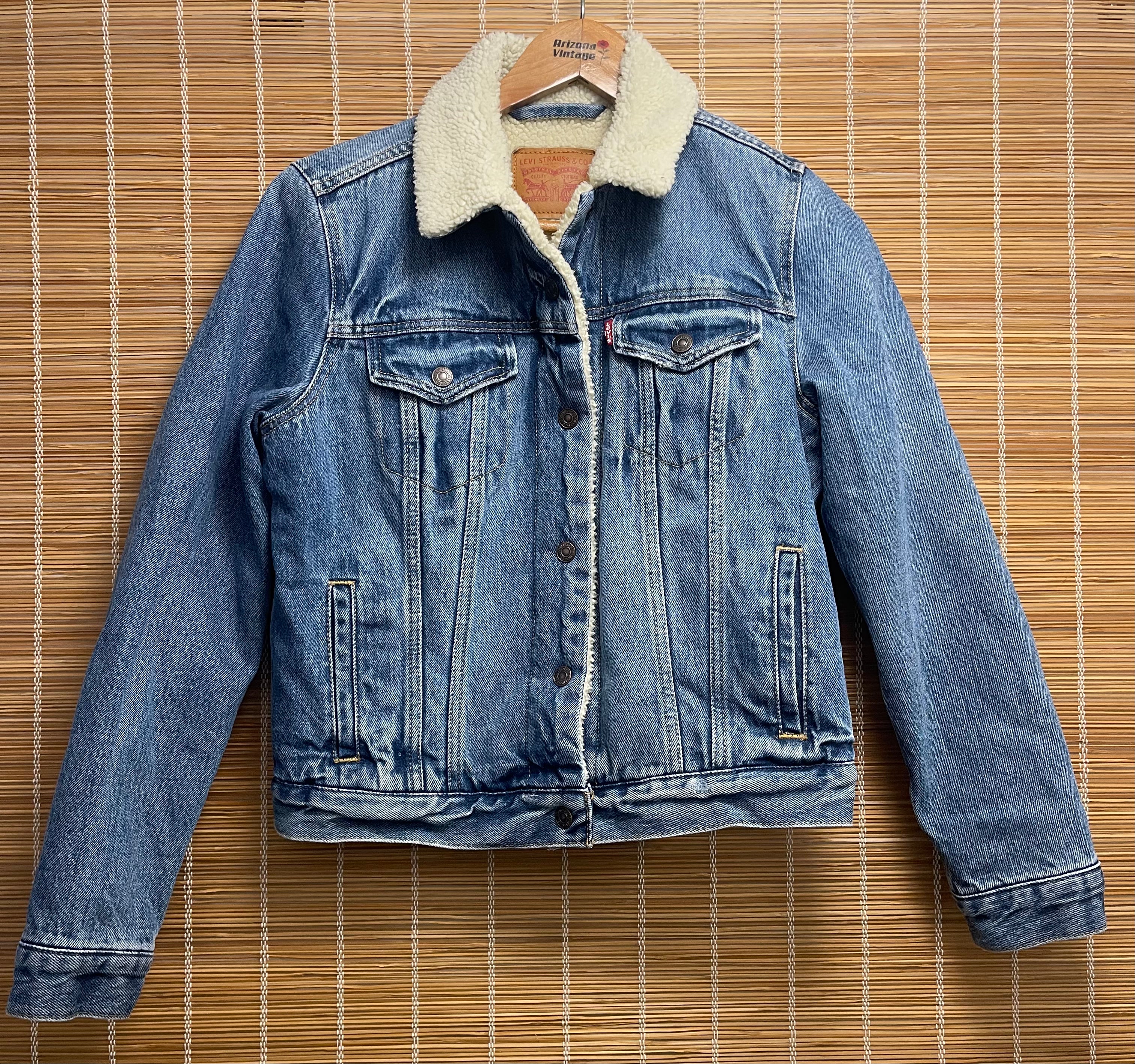 Levi's Women's Classic Fit Denim Jacket - Vintage Blue Washed Cotton Jean Jacket for Casual Outfits & Layering