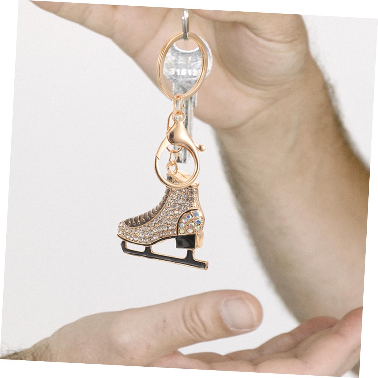 KITANDOVE Ice Skates Keychain - Cute Skating Charm Keyring with Metal Key Holder - Perfect Gift for Skaters & Ice Hockey Fans - Great for Backpacks, Gym Bags & Winter Sports Enthusiasts