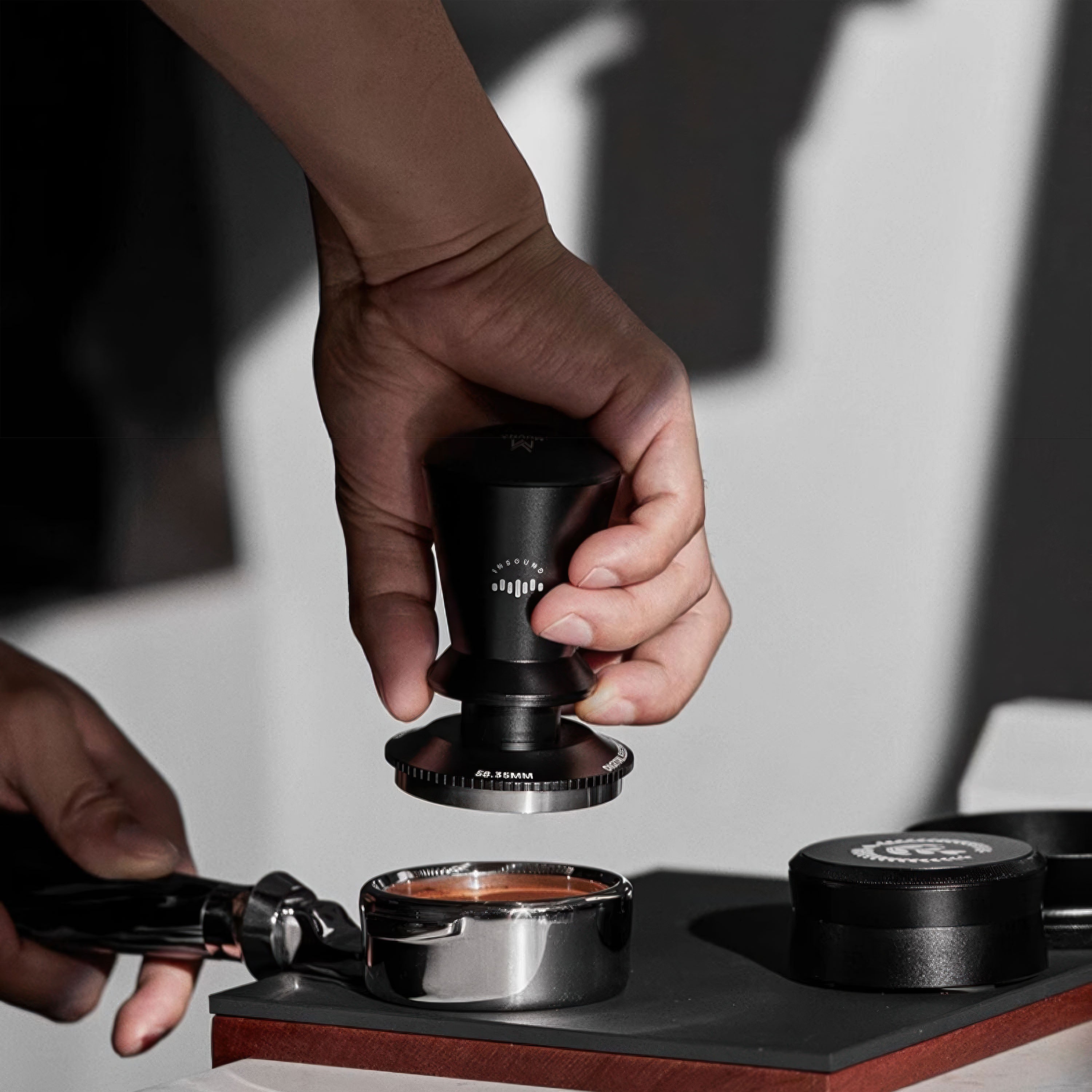 MUVNA 58mm Electric Coffee Tamper with Digital Screen - Perfect for Espresso Machines & Home Baristas