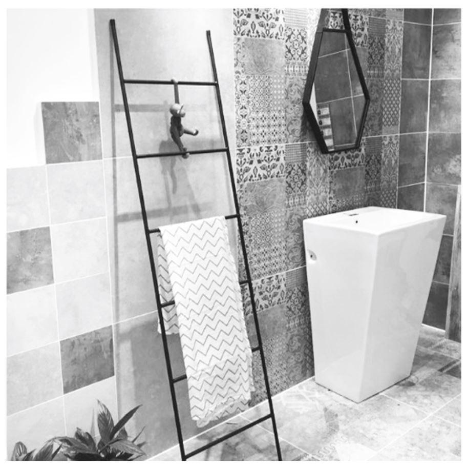 CHLOE Modern Ladder Display Stand & Towel Rack - Space-Saving Bathroom & Bedroom Organizer for Towels, Blankets & Decorative Storage