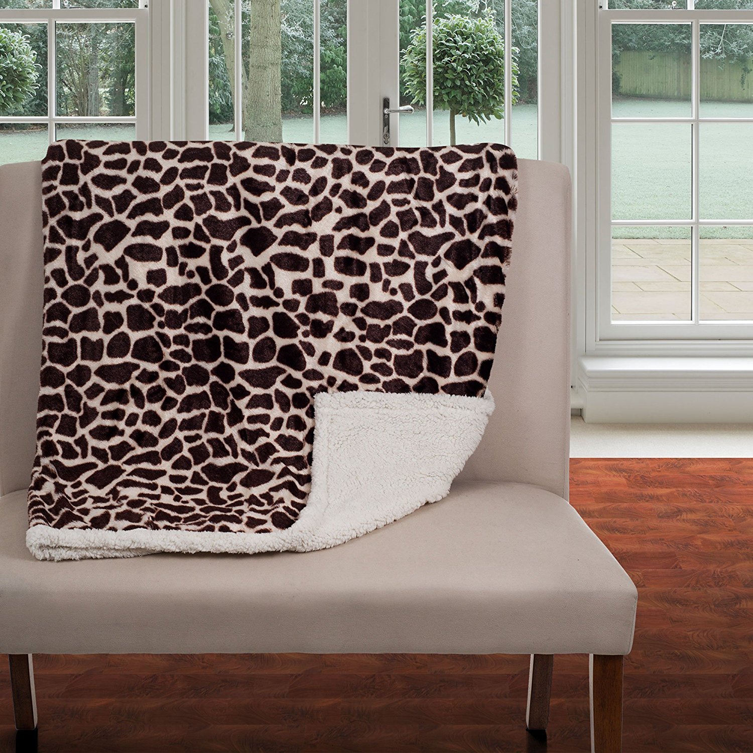 Soft Bedford Home Giraffe Print Throw Blanket - Cozy Fleece & Sherpa Reversible Blanket for Couch, Bed, Sofa - Perfect for Living Room, Nursery & Gift Giving