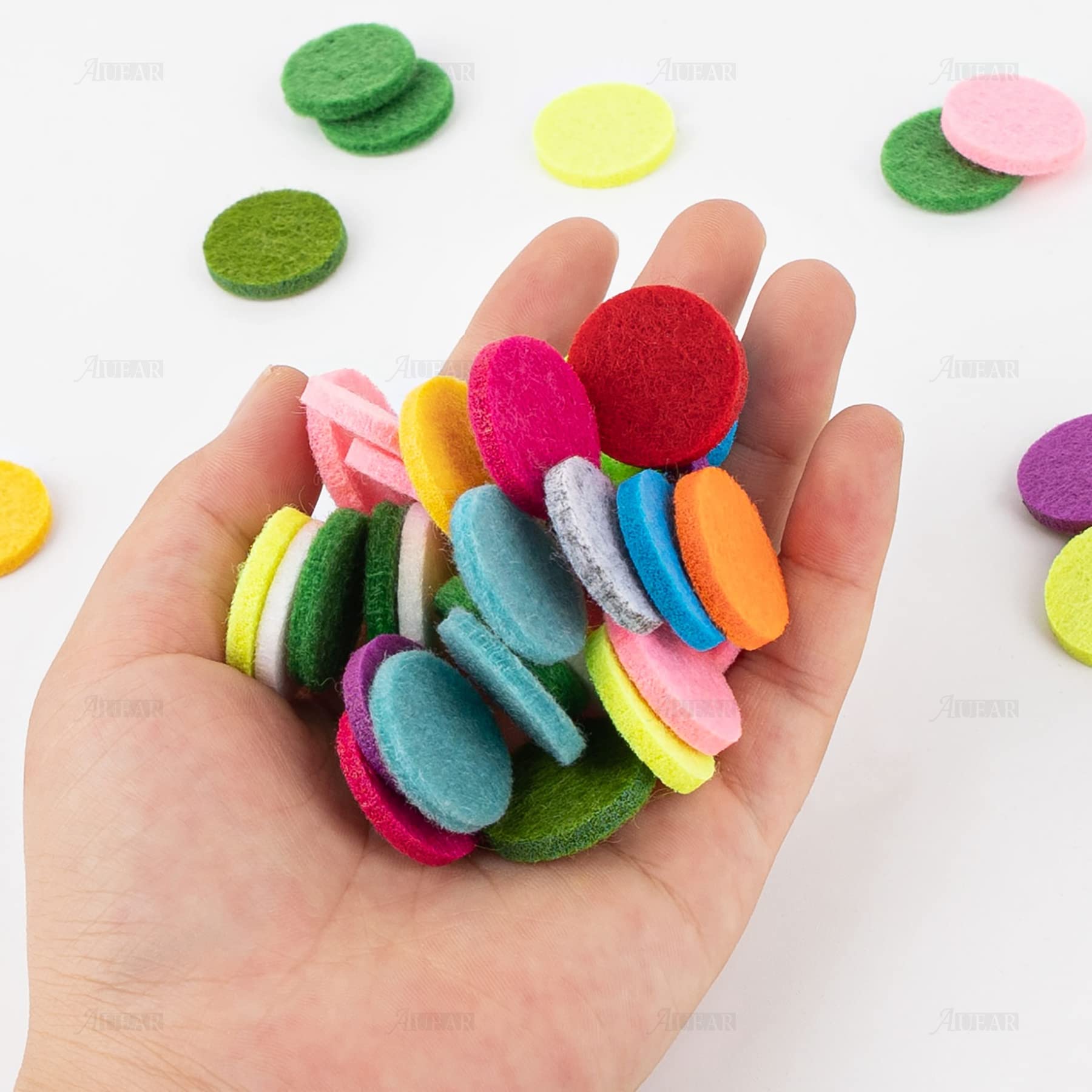 AUEAR 100 Pack Round Felt Pads for Essential Oil Diffuser - 0.87 Inch Refills for Necklace, Bracelet & Car Vent Clip - Aromatherapy Accessories for Home, Office & Car Use