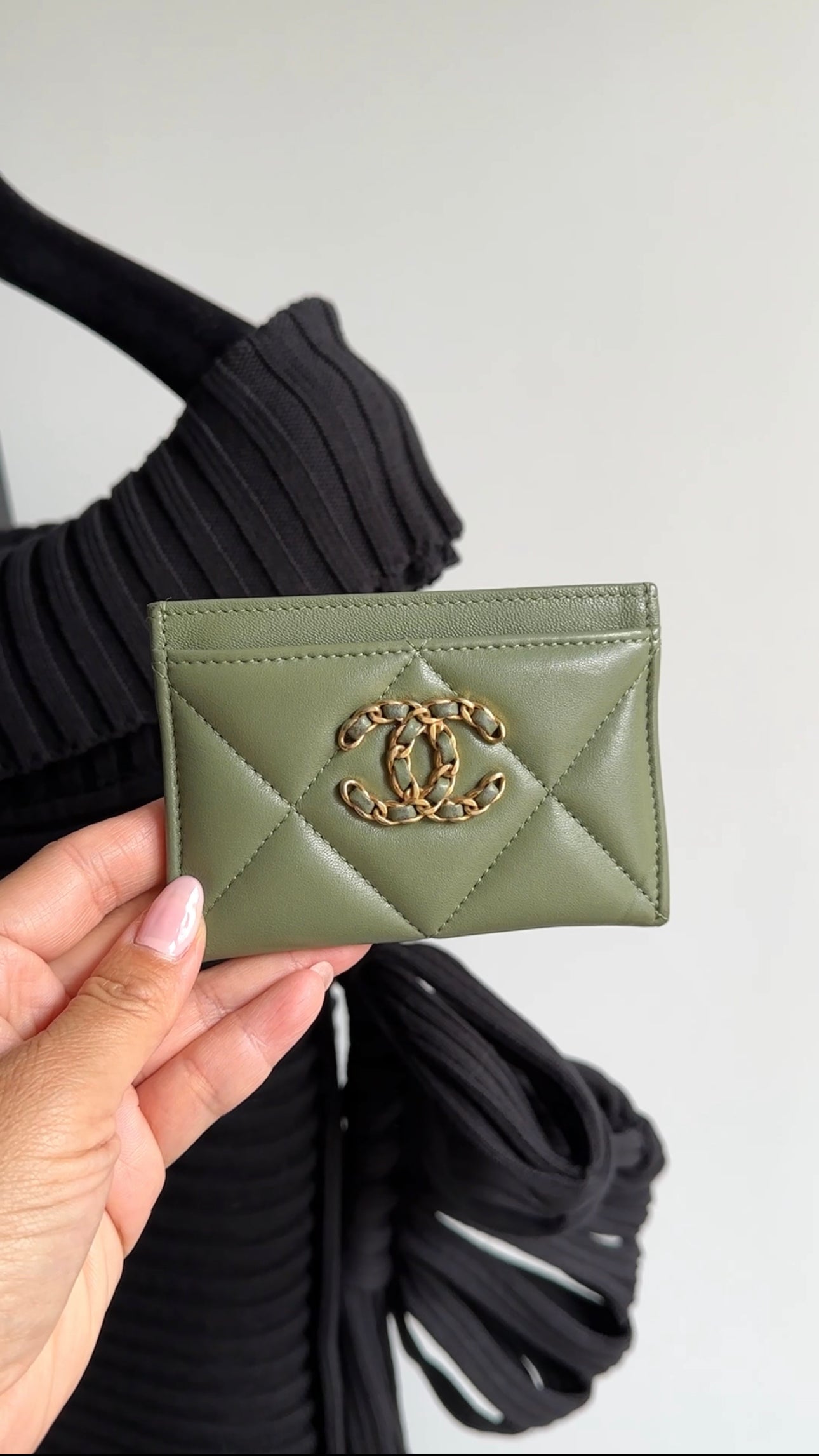 Chanel 21B Green Quilted Leather Card Holder Wallet - Luxury Designer O-Case for Credit Cards & Cash - Perfect for Everyday Use, Travel & Gifting