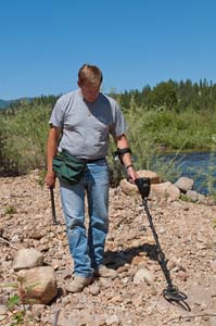 Garrett AT Gold Waterproof Metal Detector with 5 x 8 DD Coil - Professional Gold & Metal Detecting for Beach, Field & Underwater Treasure Hunting