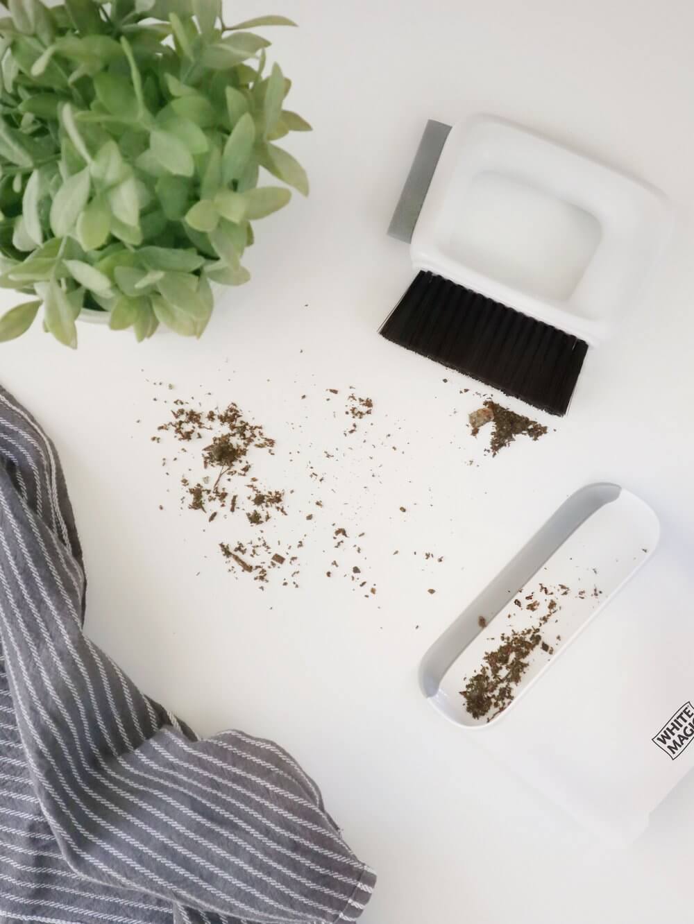 White Kitchen Benchtop Dustpan & Brush Set - Compact Countertop Cleaning Tool for Crumbs, Spills & Messes - Perfect for Home, Office & Restaurant Use