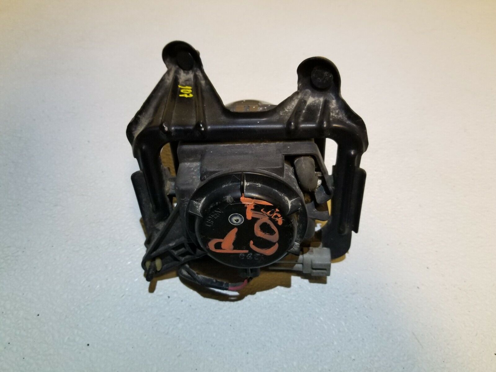 Toyota Celica Fog Light Lamp Replacement - OEM #107 Compatible with 2000-2005 Models - Perfect for Night Driving & Foggy Conditions