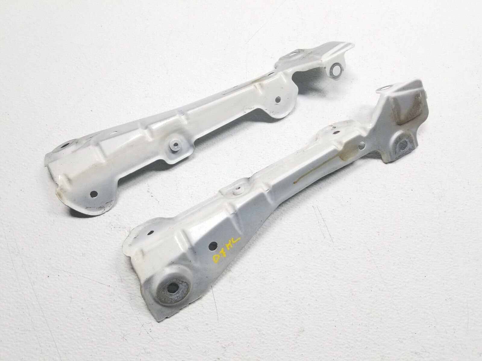 06-11 Mercedes ML500 Front Fender Mount Bracket Pair - Left & Right OEM Replacement Parts - Perfect for Off-Roading & Car Restoration Projects