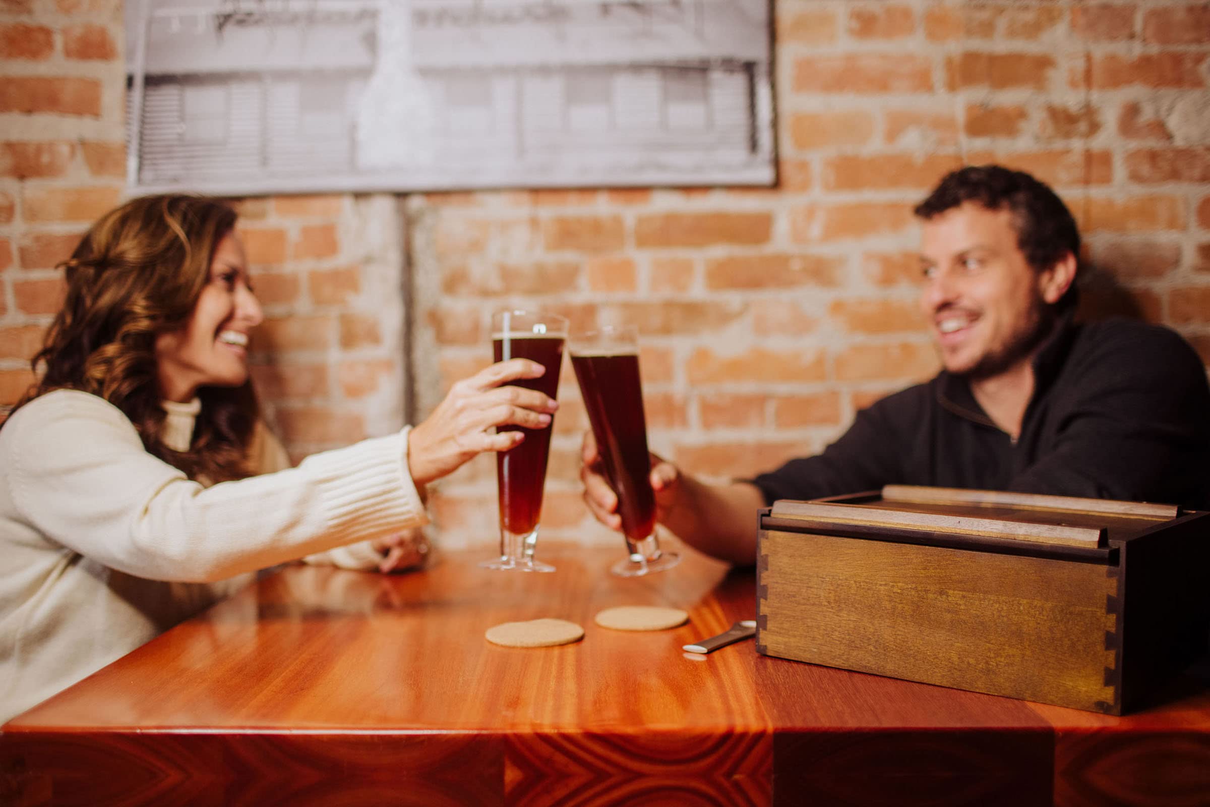 PICNIC TIME - Acacia Wood Pilsner Craft Beer Set with 2 Premium Beer Glasses - Perfect Gift for Beer Enthusiasts - Ideal for Outdoor BBQs, Parties & Home Bar Decor