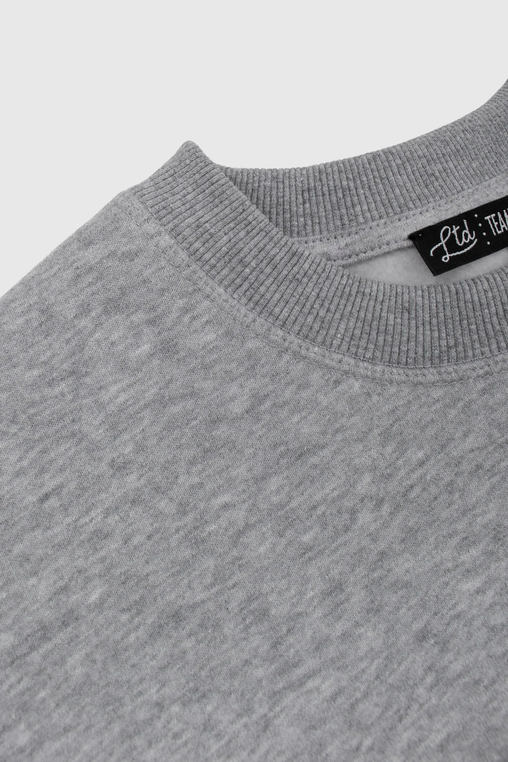 Cozy Fleece Crewneck Sweatshirt for Men & Women - Soft Winter Pullover for Casual Wear & Outdoor Activities