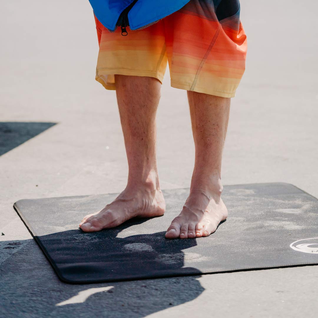 Malo'o Neoprene Wetsuit Changing Mat - Waterproof Scuba & Camping Mat - Portable Outdoor Changing Mat for Surfing, Swimming, Beach, Yoga & Travel - Quick-Dry & Lightweight Design