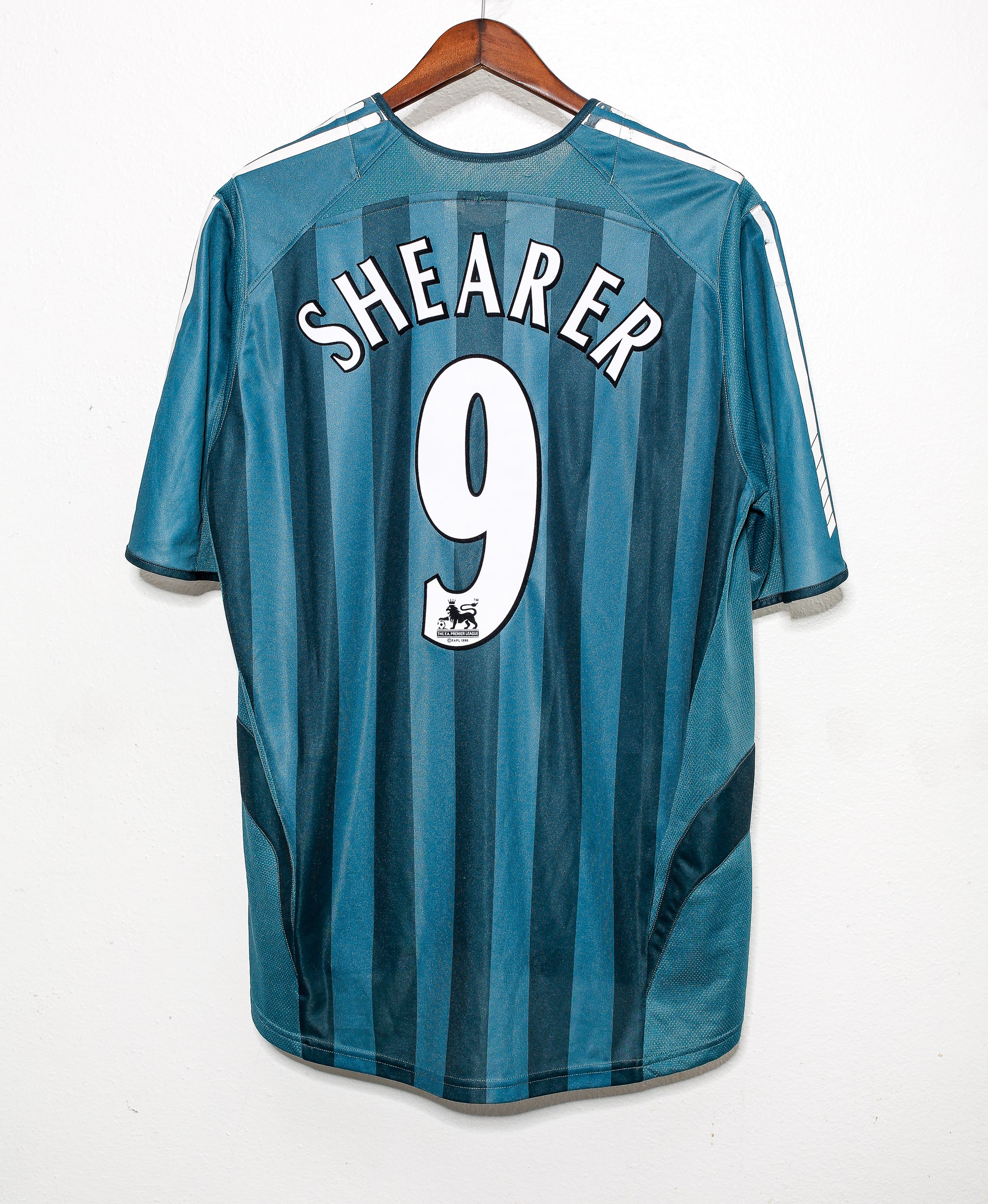 2005 Newcastle United Away Football Jersey #9 Alan Shearer XL – Vintage Soccer Shirt for Fans & Collectors – Perfect for Matches, Gifts & Memorabilia Display
