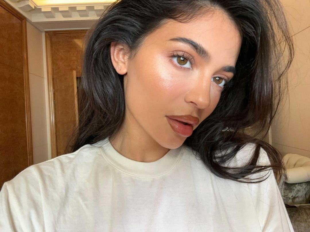 Kylie's Soft & Glowy Look Makeup Kit - Natural Glow Foundation, Highlighter & Blush Set for Everyday Wear | Perfect for Date Night, Office & Special Occasions