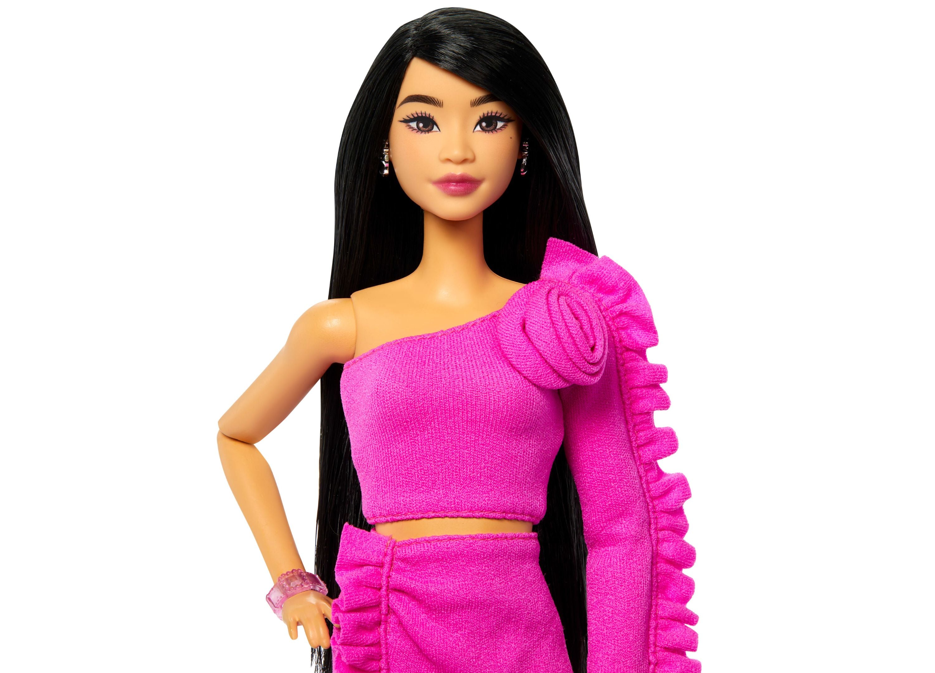Barbie Deluxe Fashion Doll with Stylish Outfits & Accessories - Perfect for Dress Up, Collecting & Imaginative Play