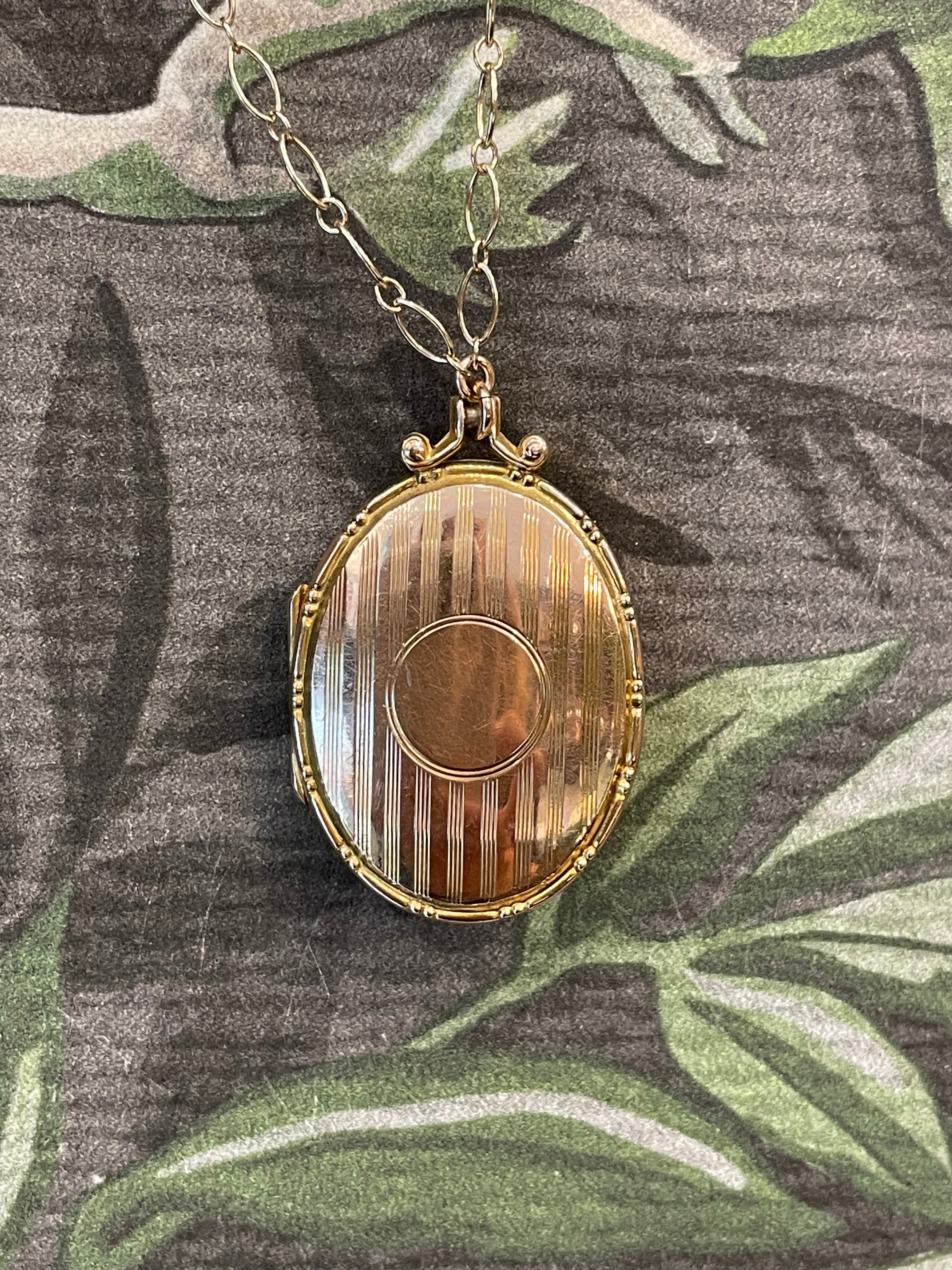 Antique Silver Oval Locket Necklace - Vintage Photo Pendant Jewelry for Women - Perfect for Weddings, Anniversaries & Keepsake Gifts
