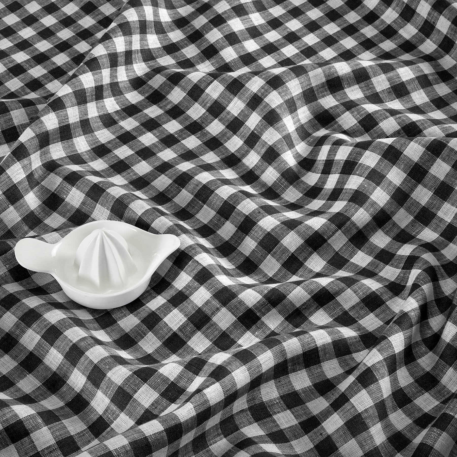 Classic Gingham Table Throw - Stylish Cotton Tablecloth for Dining, Picnics & Outdoor Events - Perfect for Kitchen, Party & Home Decor