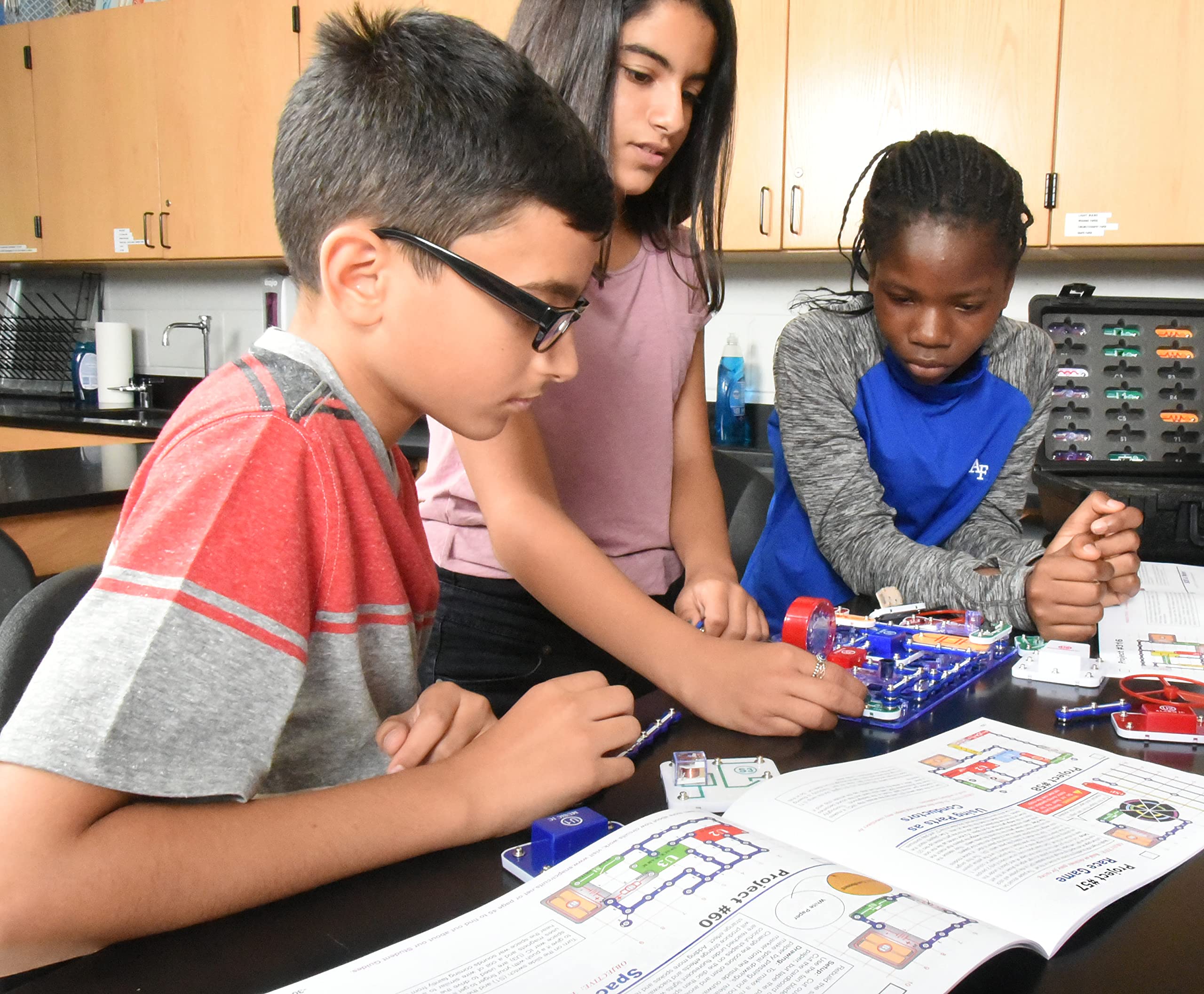Snap Circuits Extreme SC-750R Electronics Exploration Kit with Student Training Program & Study Guide - STEM Educational Toy for Kids & Teens | Learn Circuitry, Perfect for Classroom, Homeschool & Science Projects