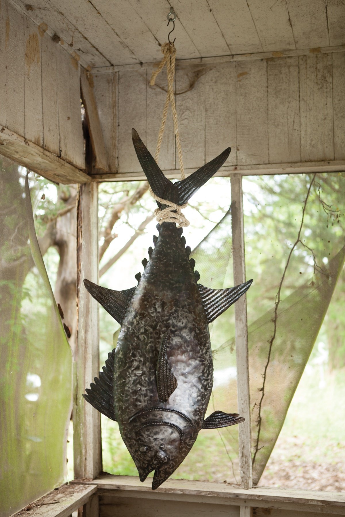 Kalalou Recycled Hand-Hammered Metal 3D Tuna Wall Art - Gray Home Decor for Living Room, Bedroom & Office | Unique Eco-Friendly Sculpture