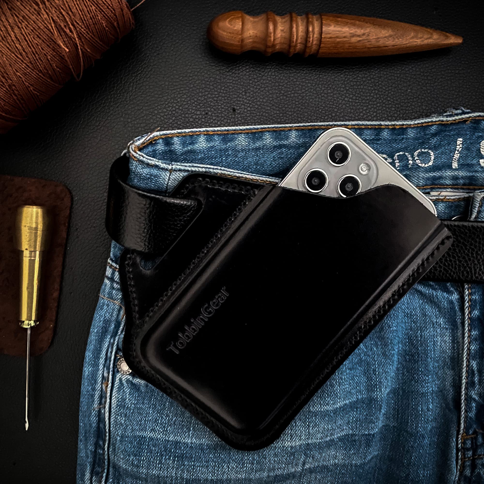 TobbinGear Genuine Leather Belt Phone Pouch - Universal Leather Cell Phone Holster with Belt Loops for iPhone, Samsung & Smartphones - Large Black Phone Case for Men & Women - Perfect for Work, Travel & Outdoor Activities