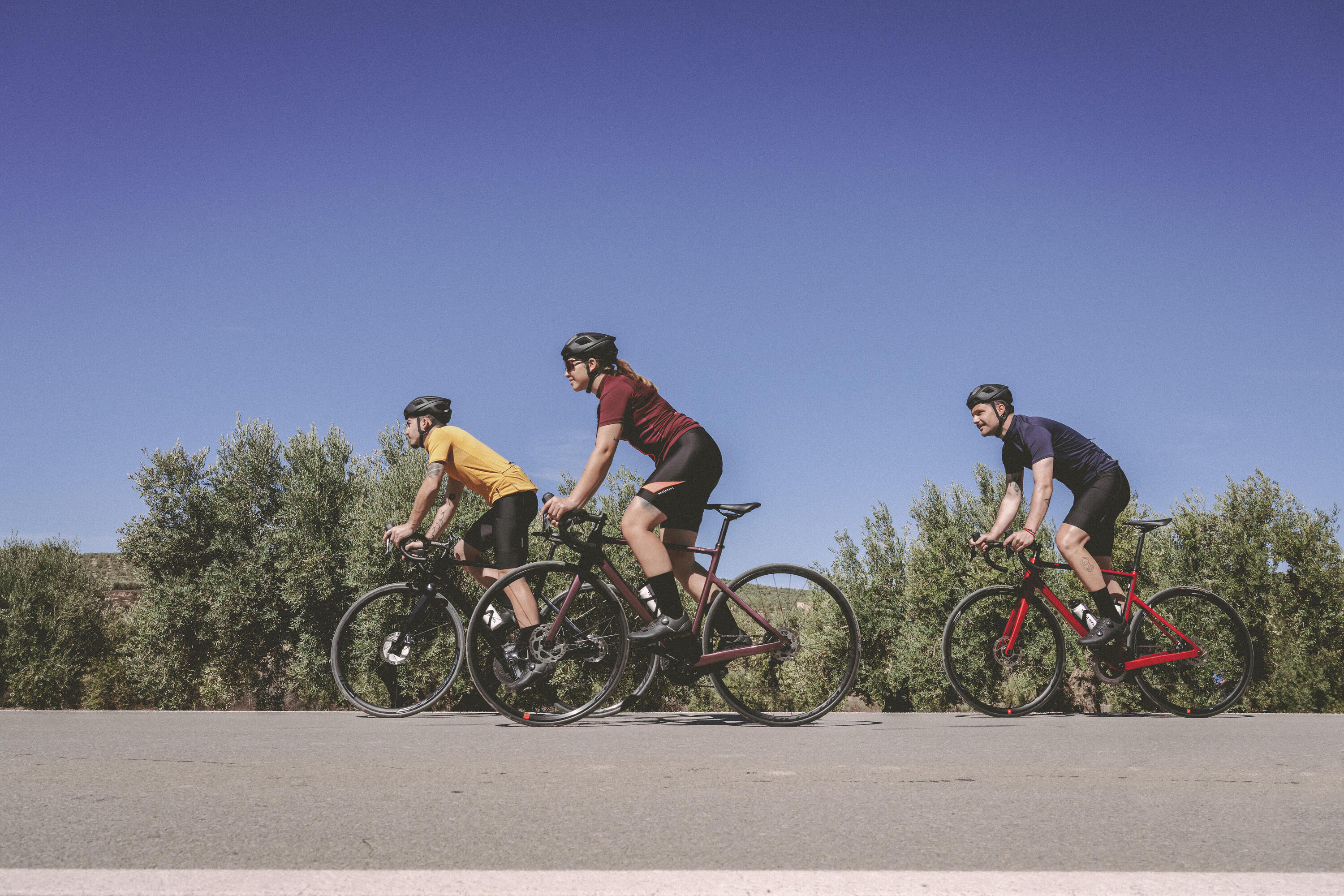 Van Rysel EDR CF Ultegra Disc Road Bike - Lightweight Carbon Fiber Racing Bicycle with Shimano Ultegra Groupset | Perfect for Competitive Cycling, Endurance Rides & Road Racing