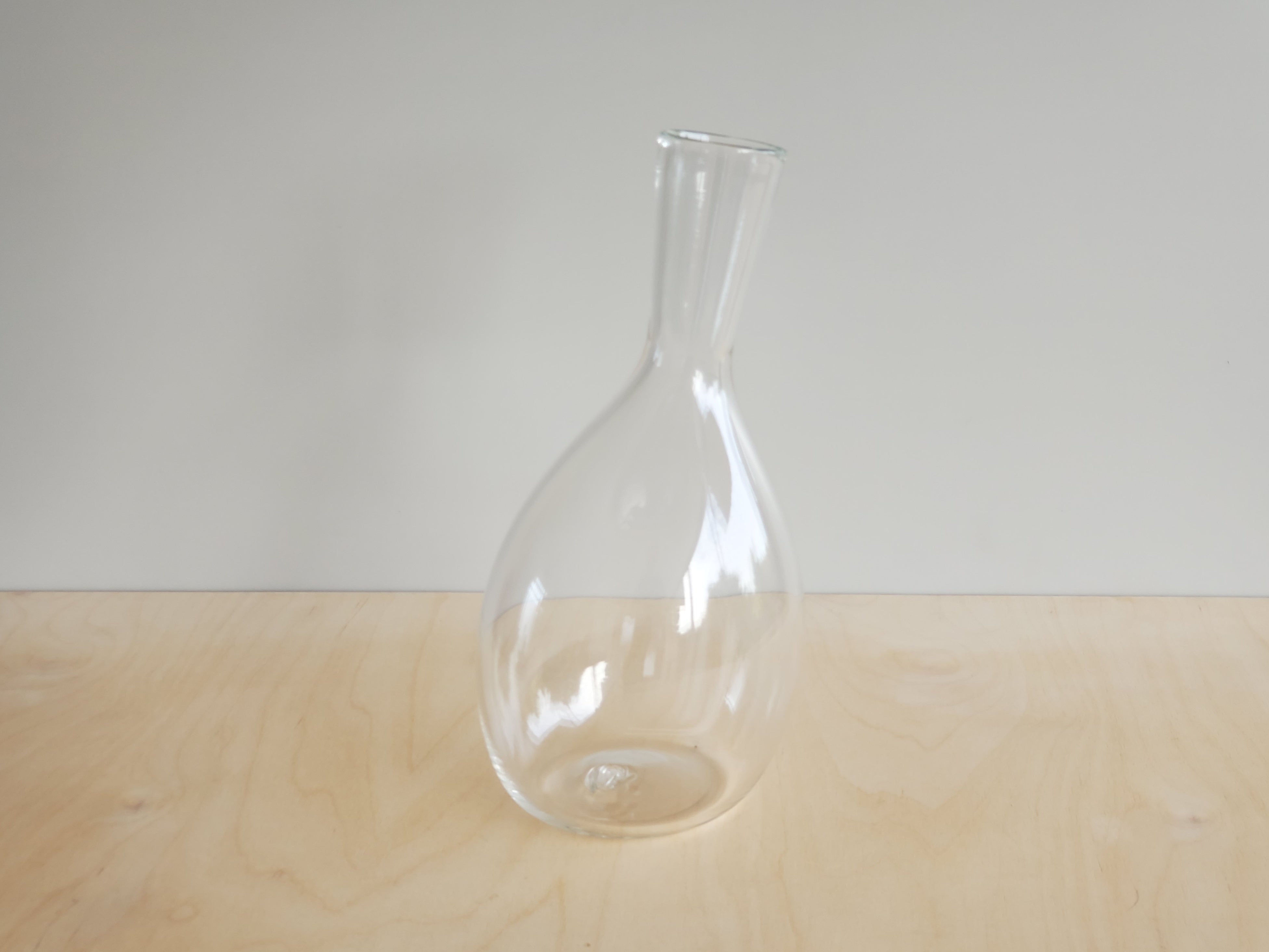 Handblown Glass Wine Decanter with Elegant Design - Perfect for Red Wine Aeration & Serving at Dinner Parties, Weddings & Special Occasions