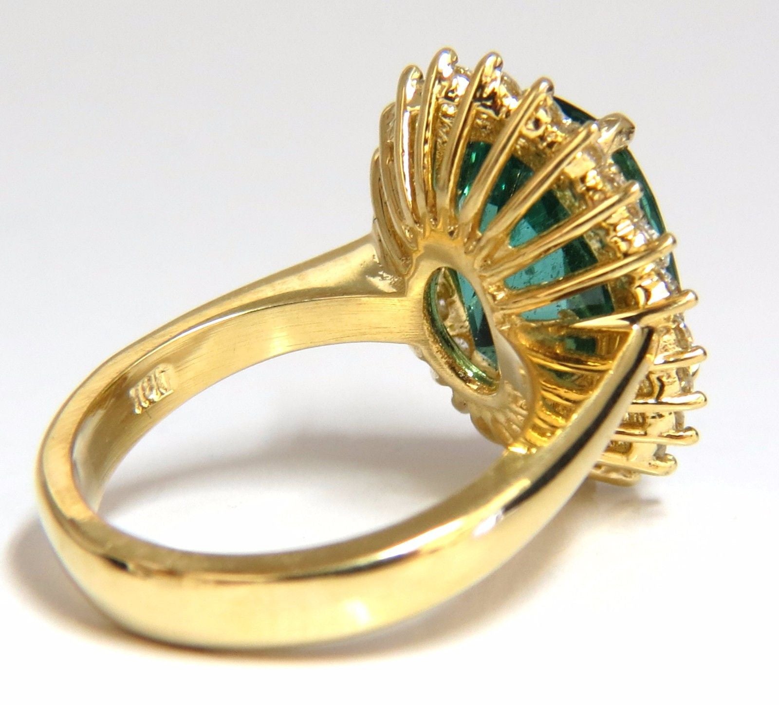 GIA Certified 8.60 Carat Natural Green Emerald Diamond Ring in 18K Gold with F1 Halo Setting - Perfect for Engagement, Anniversary & Special Occasions