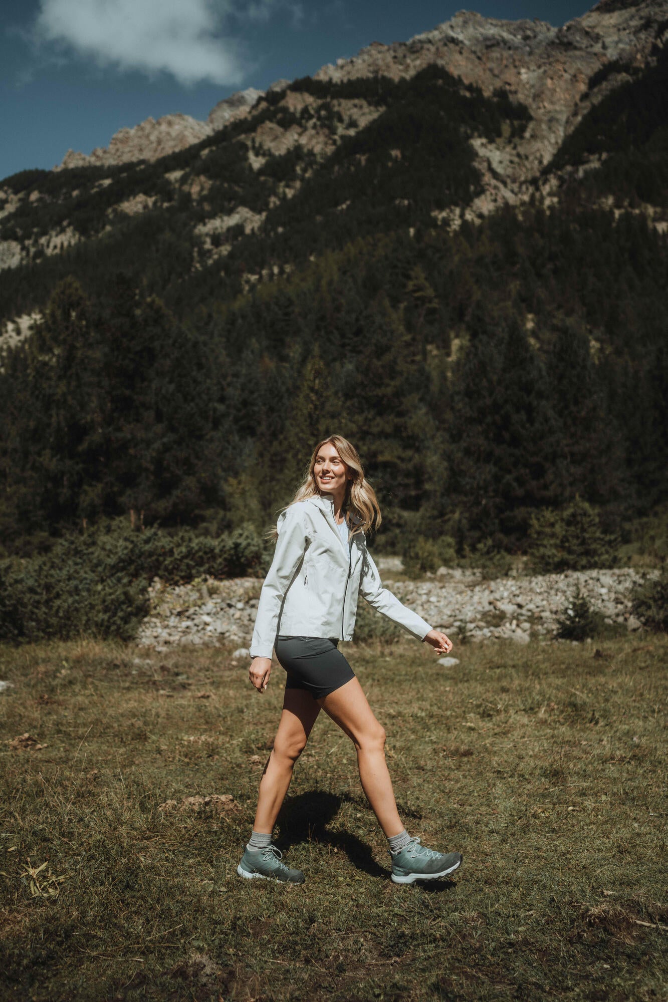 Quechua Women's MH100 Lightweight Waterproof Hiking Jacket - Windproof Outdoor Raincoat for Trekking & Camping | Perfect for Mountain Climbing & Winter Adventures