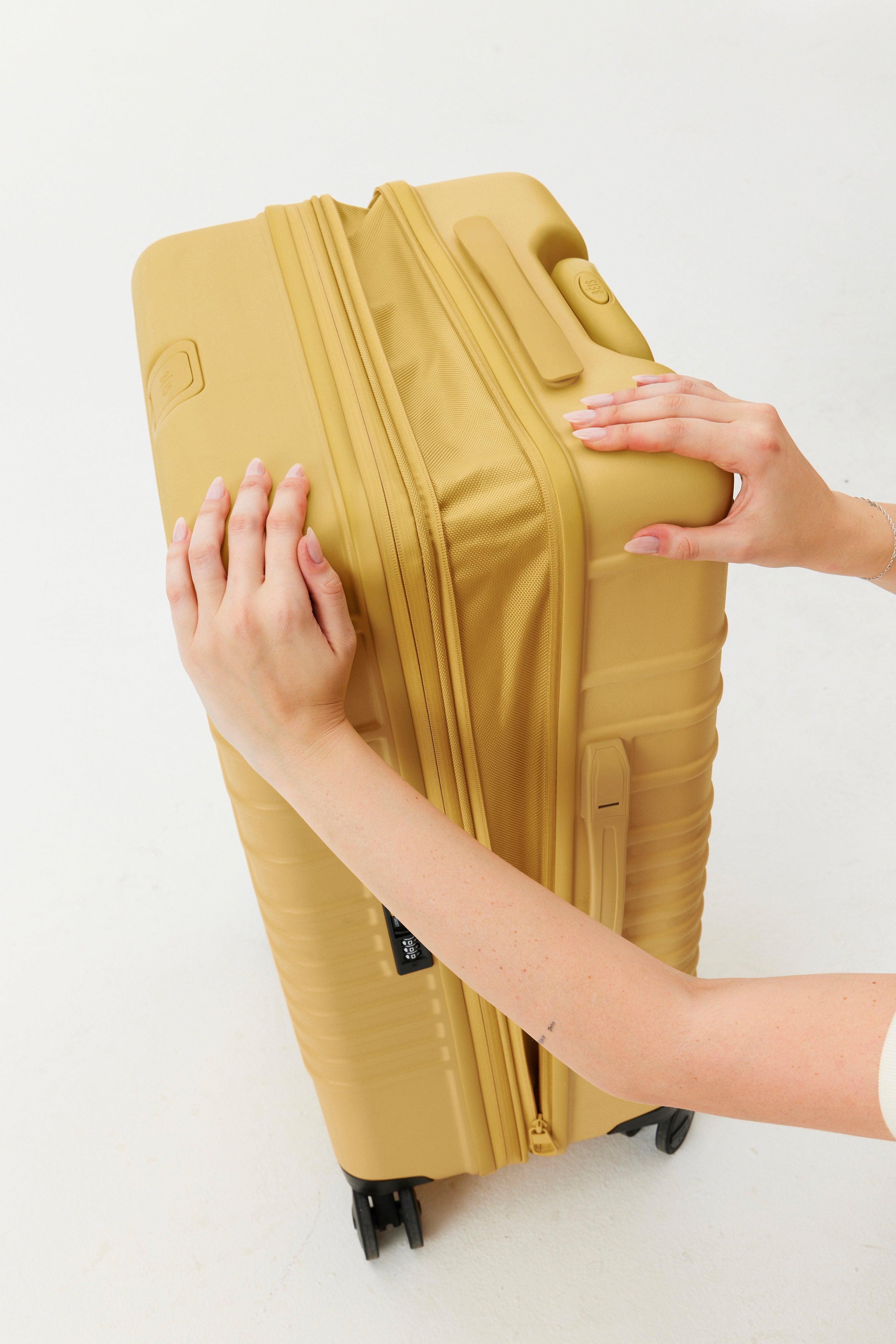 Honey-Colored Carry-On Luggage with Spinner Wheels - Perfect for Air Travel & Weekend Getaways