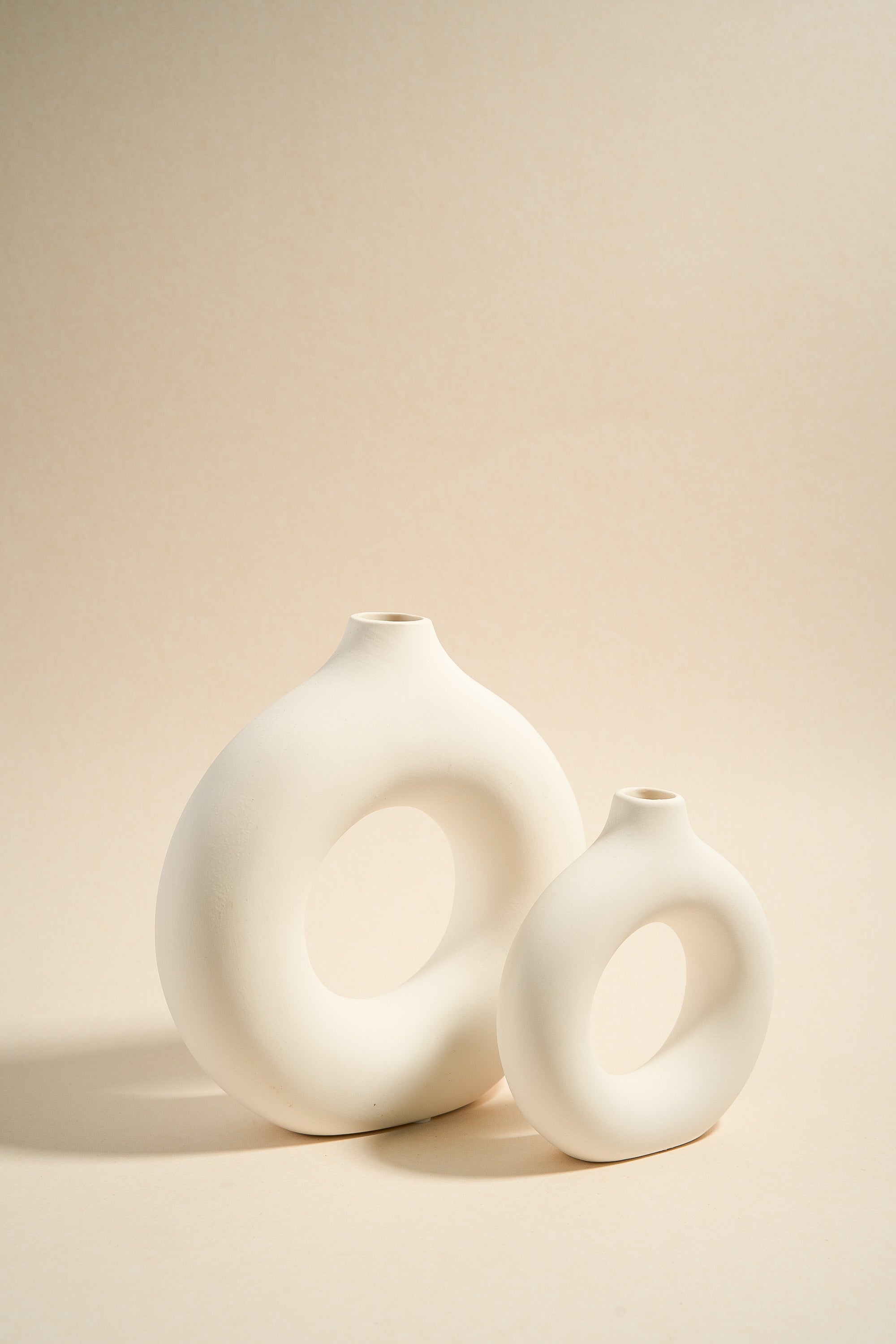 Large White Donut-Shaped Candle Holder - Elegant Home Decor for Dining Tables, Wedding Centerpieces & Cozy Living Room Ambiance