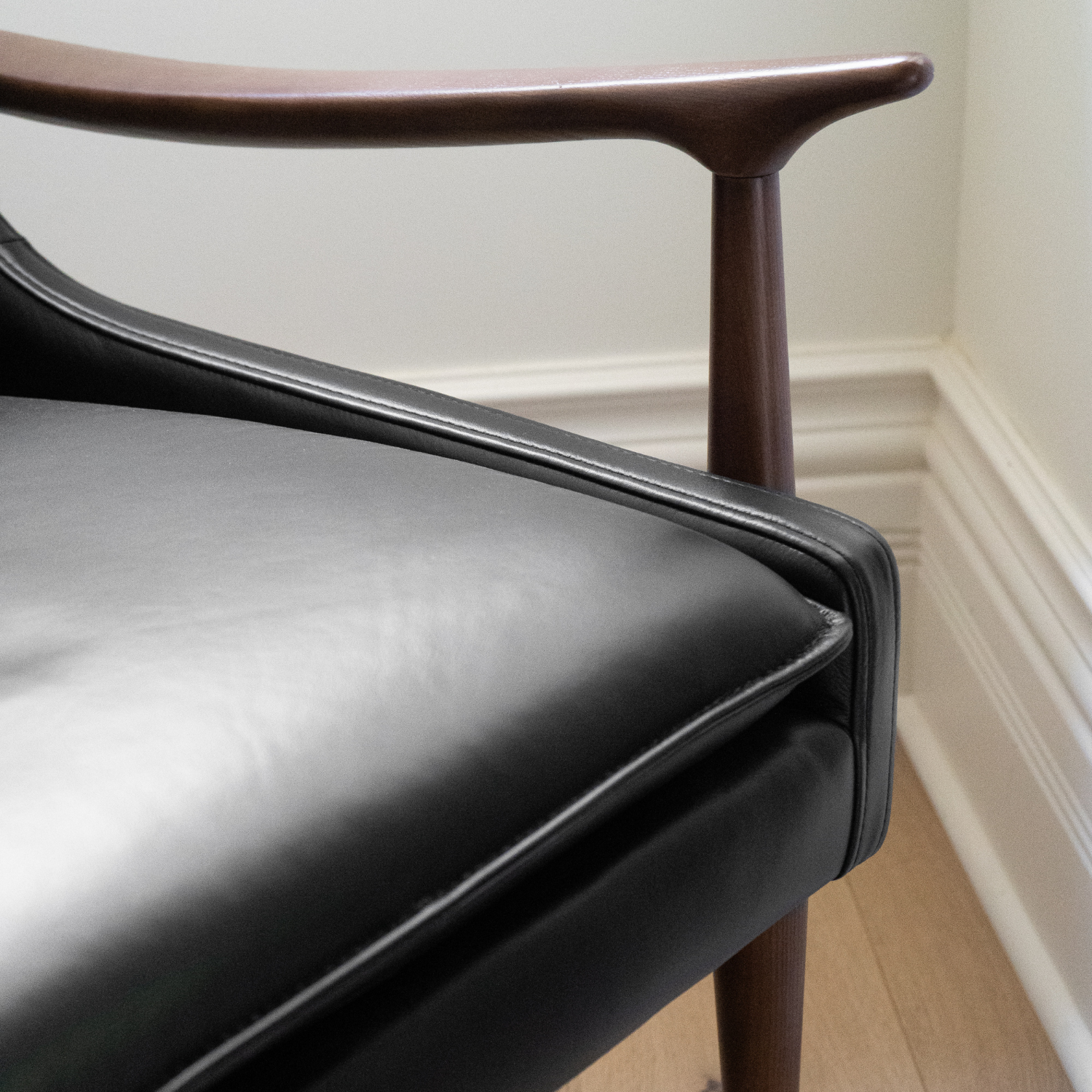 Premium Onyx Leather Nassau Lounge Chair - Modern Comfort for Living Room, Office & Lounge Areas