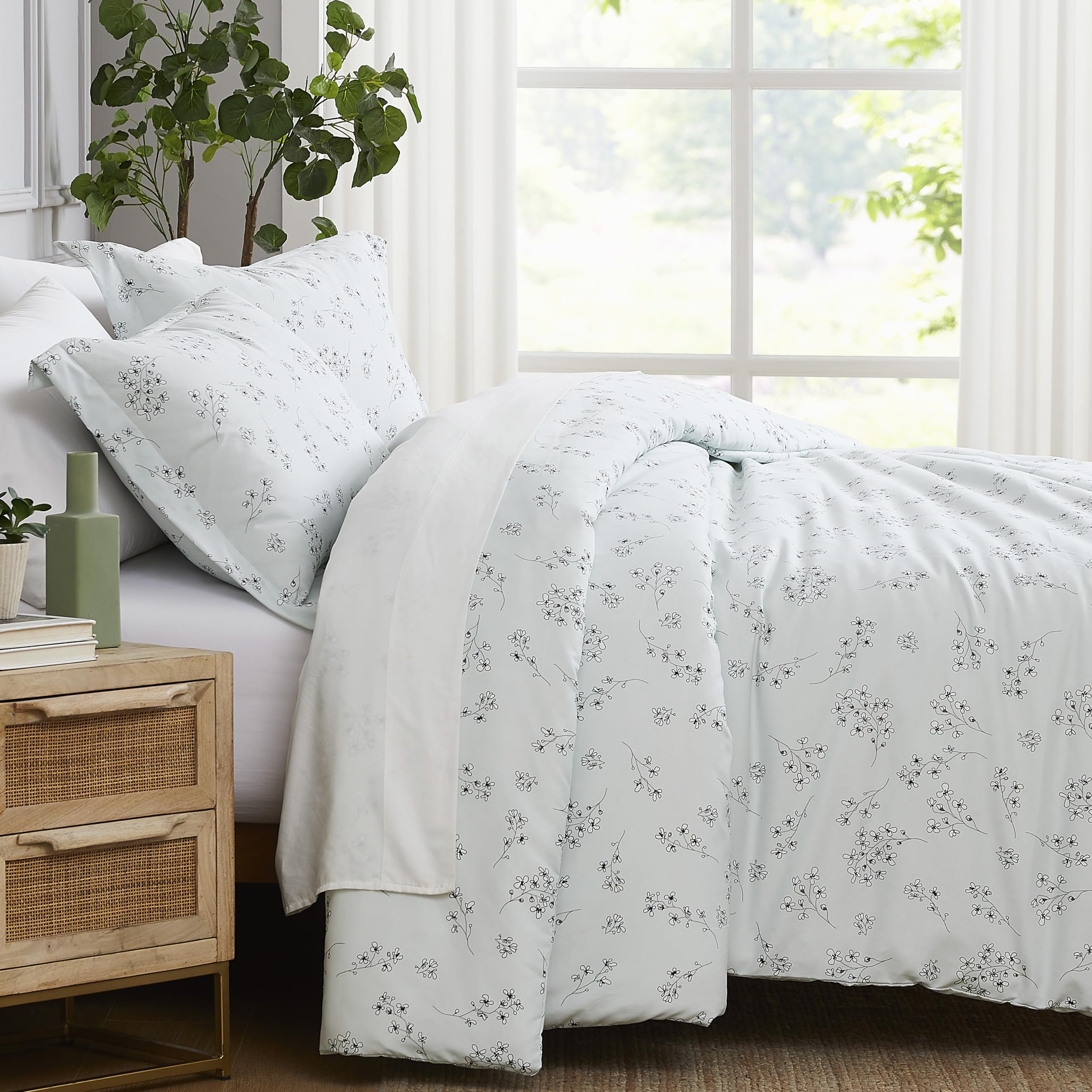 Southshore Fine Living Floral Duvet Cover Set - Queen/Full Size Hotel Quality Bedding | Easy Care 100% Cotton Blue Floral Print | Includes 1 Duvet Cover & 2 Pillow Shams | Perfect for Master Bedroom, Guest Room & Vacation Homes