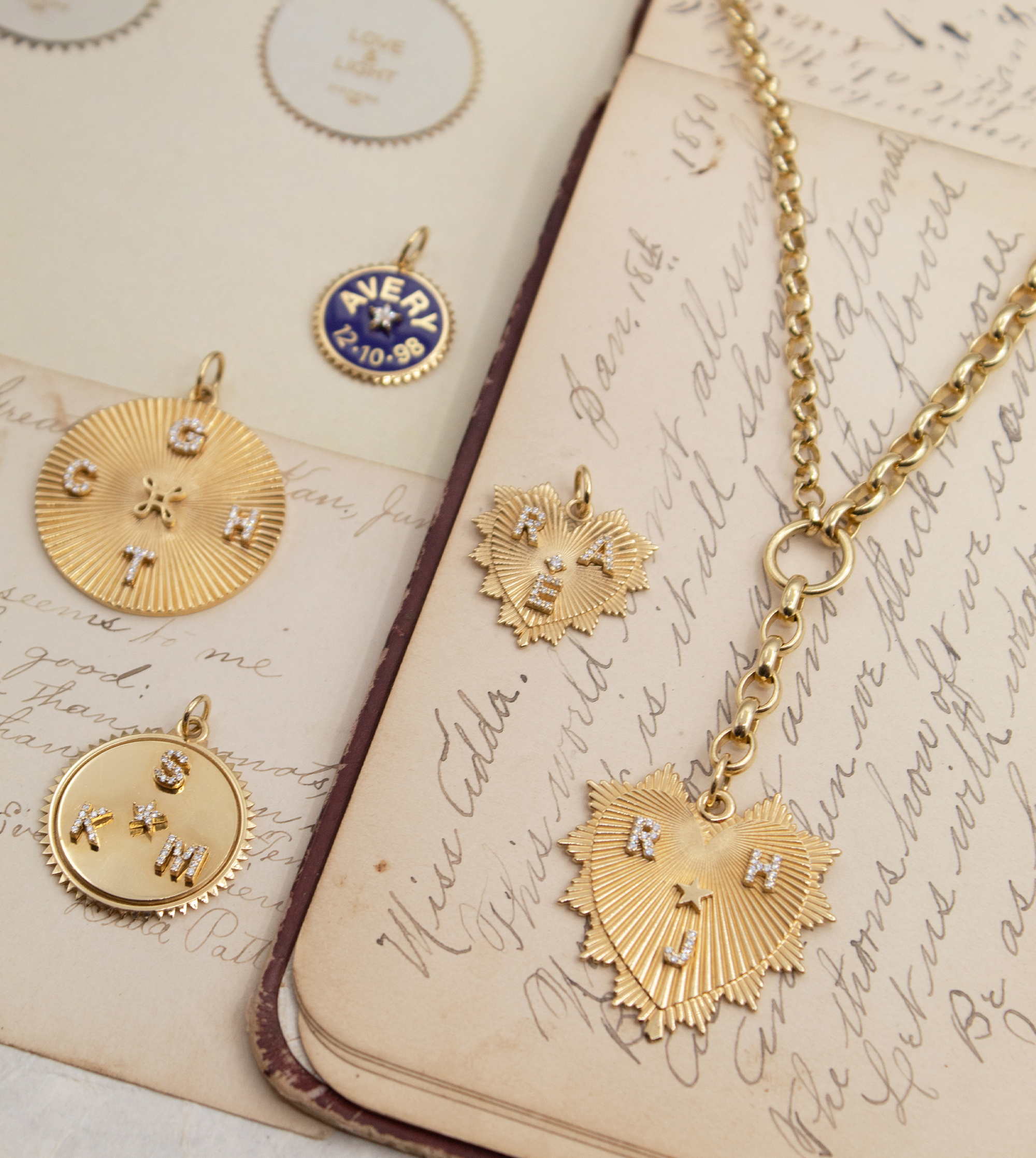 Personalized Medium Star Medallion Pendant - Custom Name Necklace for Women - Perfect Gift for Birthday, Anniversary & Valentine's Day - Ideal for Everyday Wear, Date Nights & Special Occasions