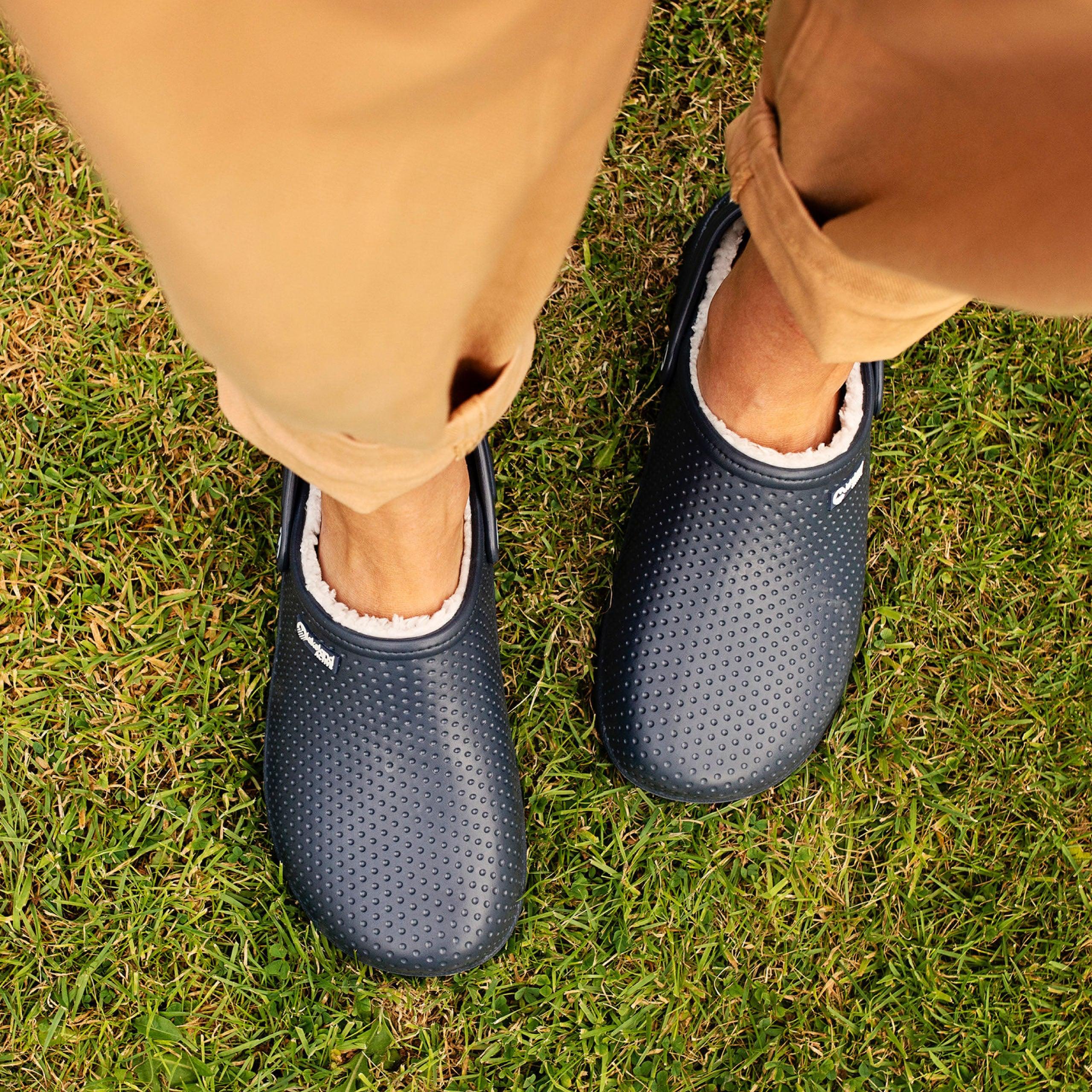 Women's Warm Fleece-Lined Clogs - Slip-Resistant Indoor/Outdoor House Shoes for Winter Comfort at Home & Garden