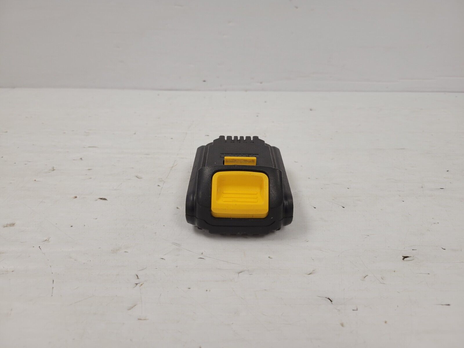 DEWALT DCB201 20V MAX Lithium-Ion Battery 1.5Ah - Compact Power Source for Cordless Tools - Perfect for Drills, Saws & Other Power Tools in Construction & DIY Projects
