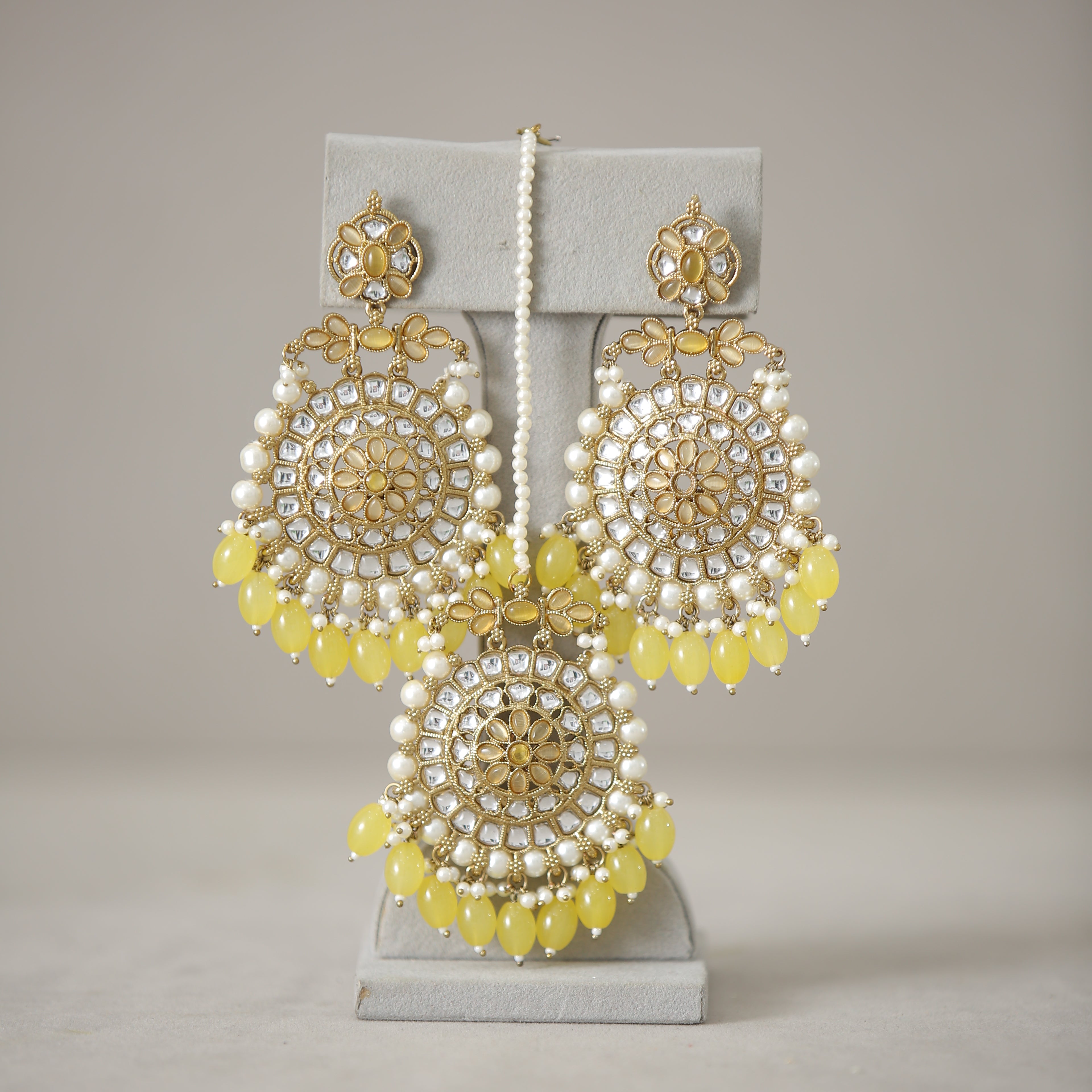 Geetika Kundan Earrings with Tikka Set – Traditional Indian Bridal Jewelry for Weddings & Festive Occasions