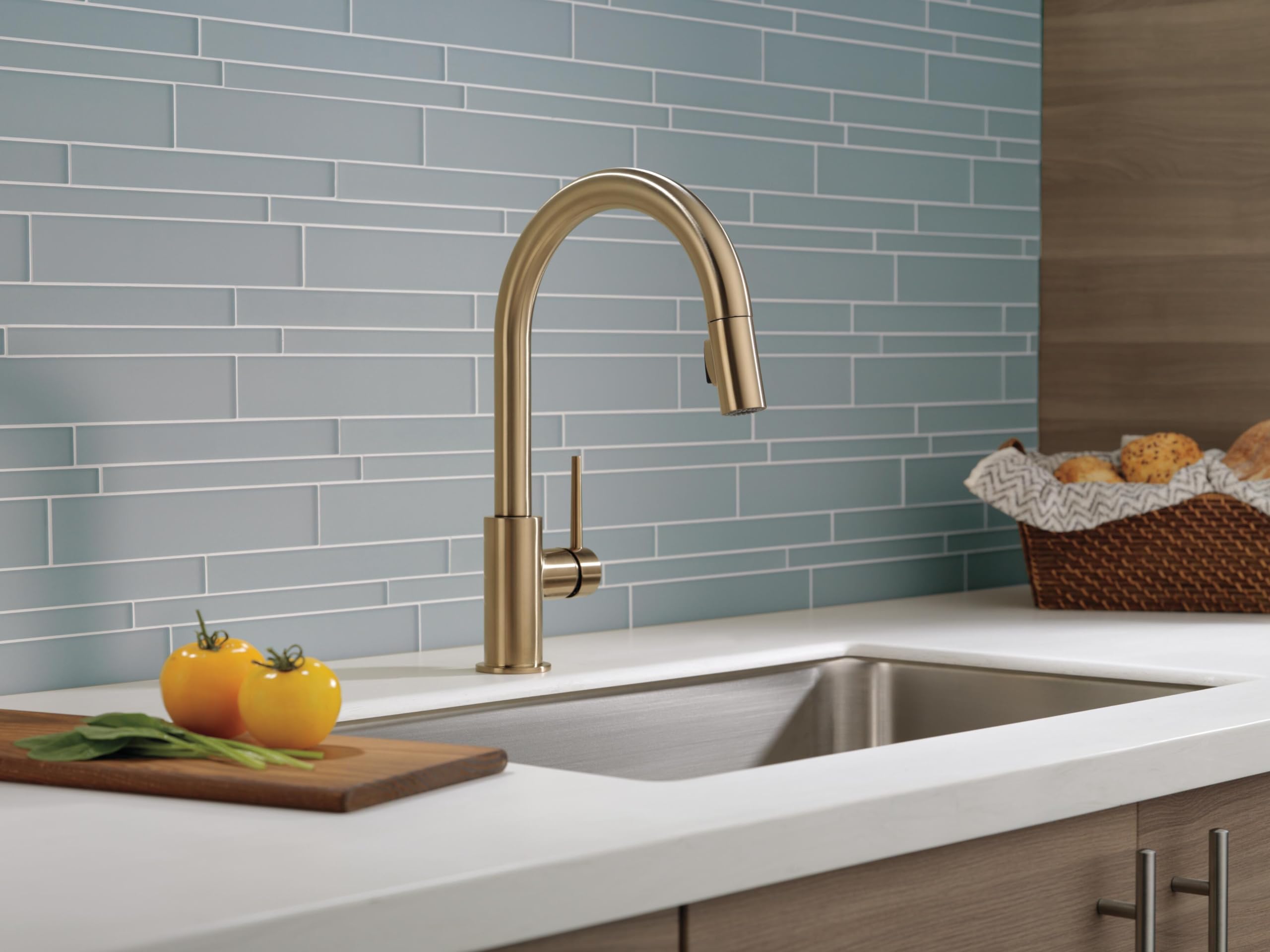 Delta Trinsic 9159-CZ-DST Champagne Bronze Kitchen Faucet with Pull Down Sprayer and Magnetic Docking - Perfect for Modern Farmhouse & Contemporary Kitchen Sinks