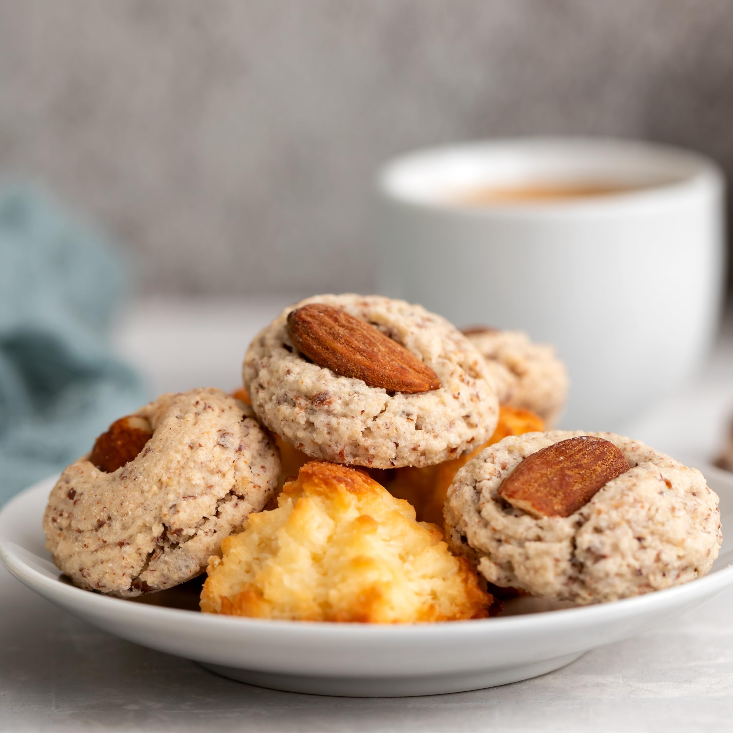 Yupik Roasted Salted Almonds 1kg - Gluten-Free, Kosher, Crunchy Protein Snack with Sea Salt - Perfect for Healthy Snacking, Office Lunch, and Travel | Bulk Almonds for Baking, Salads & Trail Mix