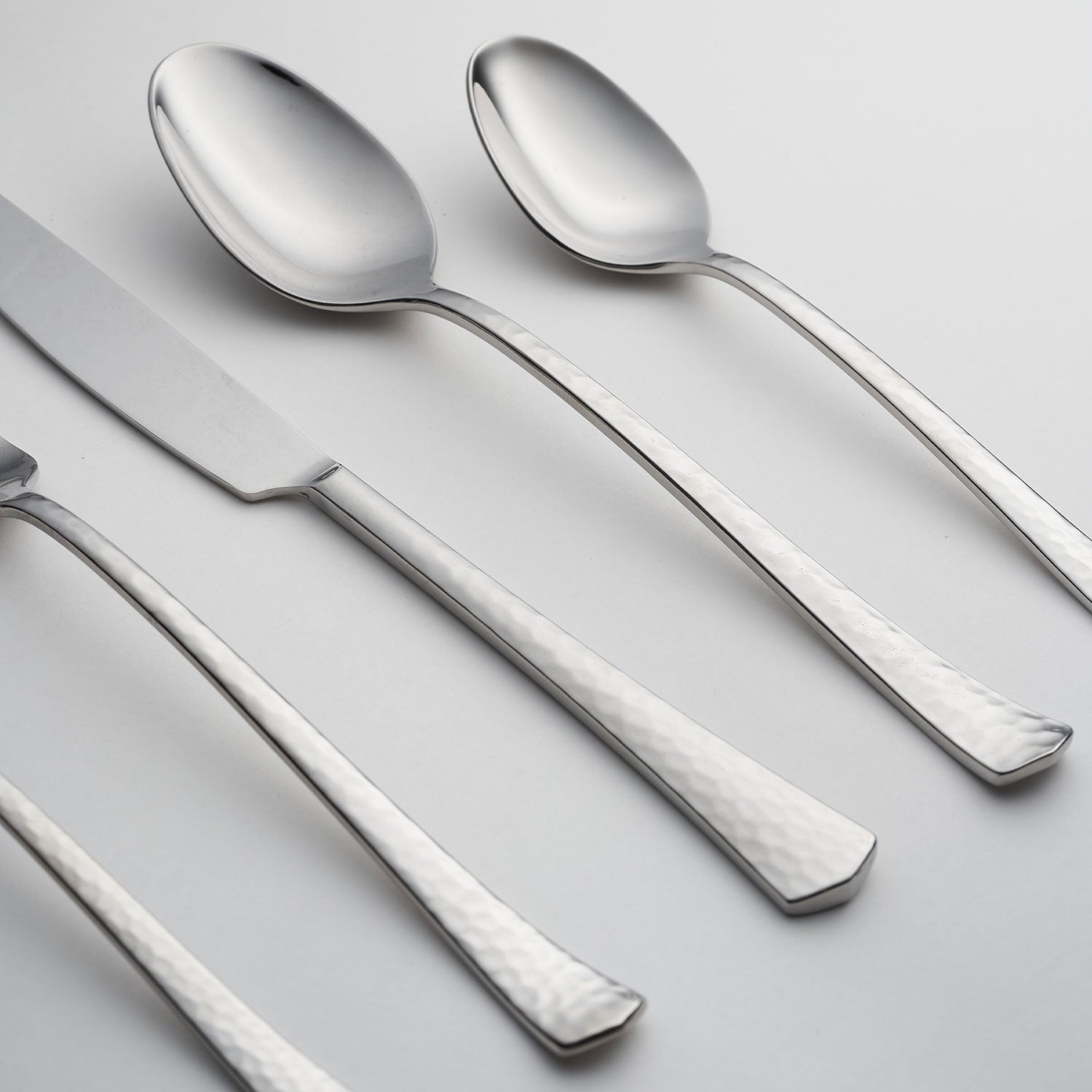 Premium Reagan Mirror Hammered 20-Piece Stainless Steel Flatware Set - Elegant Dining Utensils for Formal Dinners & Special Occasions