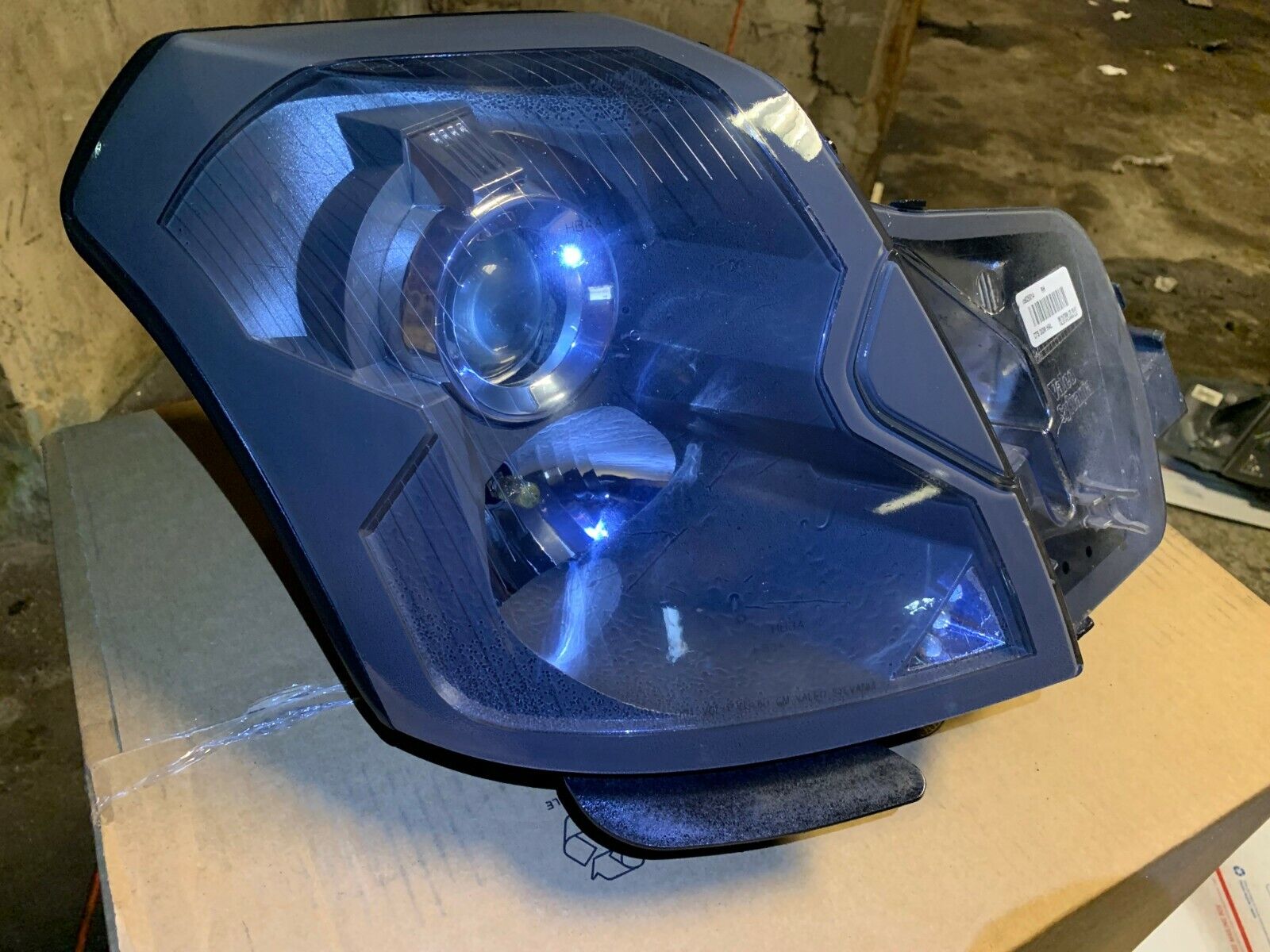 2005-2007 Cadillac CTS Right Passenger Side Headlight Assembly - OEM Replacement Part for Improved Night Driving Safety