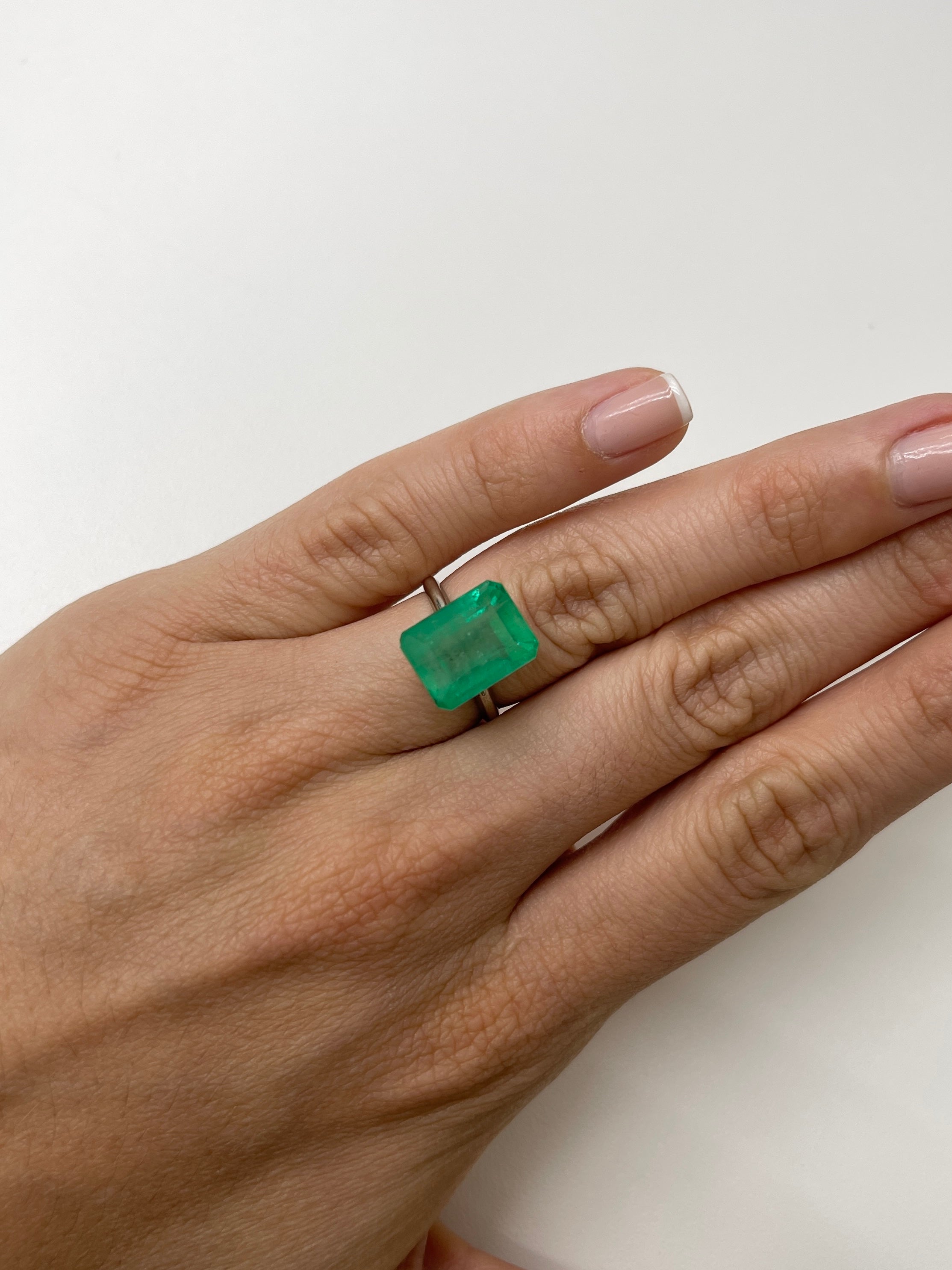 9.29 Carat 13x10mm Earthy Medium Green Emerald Cut Loose Colombian Emerald Gemstone for Jewelry Making - Engagement Rings, Necklaces & Earrings