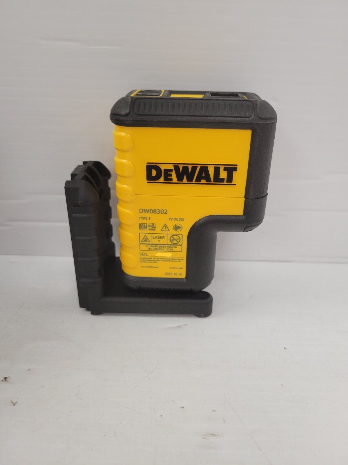 DEWALT DW08302 Self-Leveling Cross-Line Laser Level with Magnetic Pivoting Base - for Construction, Remodeling, and DIY Projects