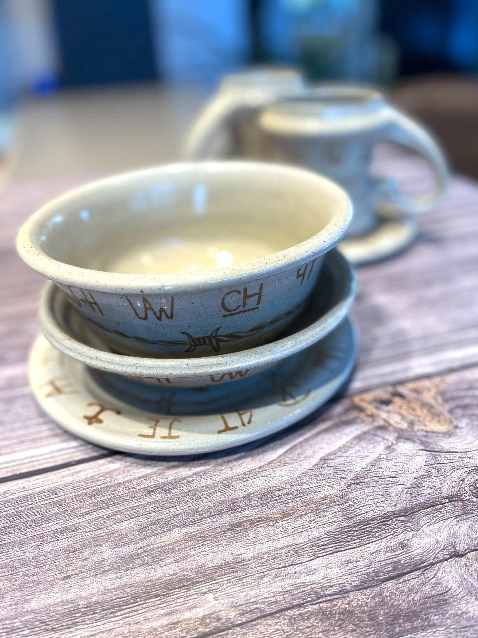 Blue Mountain Brands Western Dinnerware Set - Elegant Cowboy Themed Plates, Bowls & Mugs for Rustic Home Decor & Western Style Dining - Perfect for Ranch, Cabin, or Southwestern Themed Kitchens