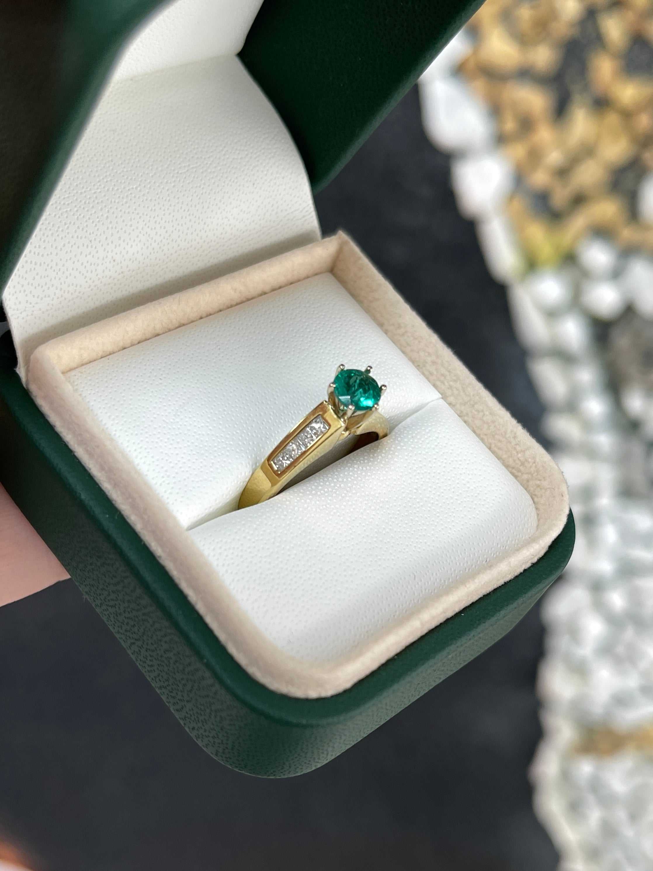 1.01tcw Round Emerald & Princess Cut Diamond Engagement Ring in 18K Gold - Perfect for Proposals, Anniversaries & Special Occasions