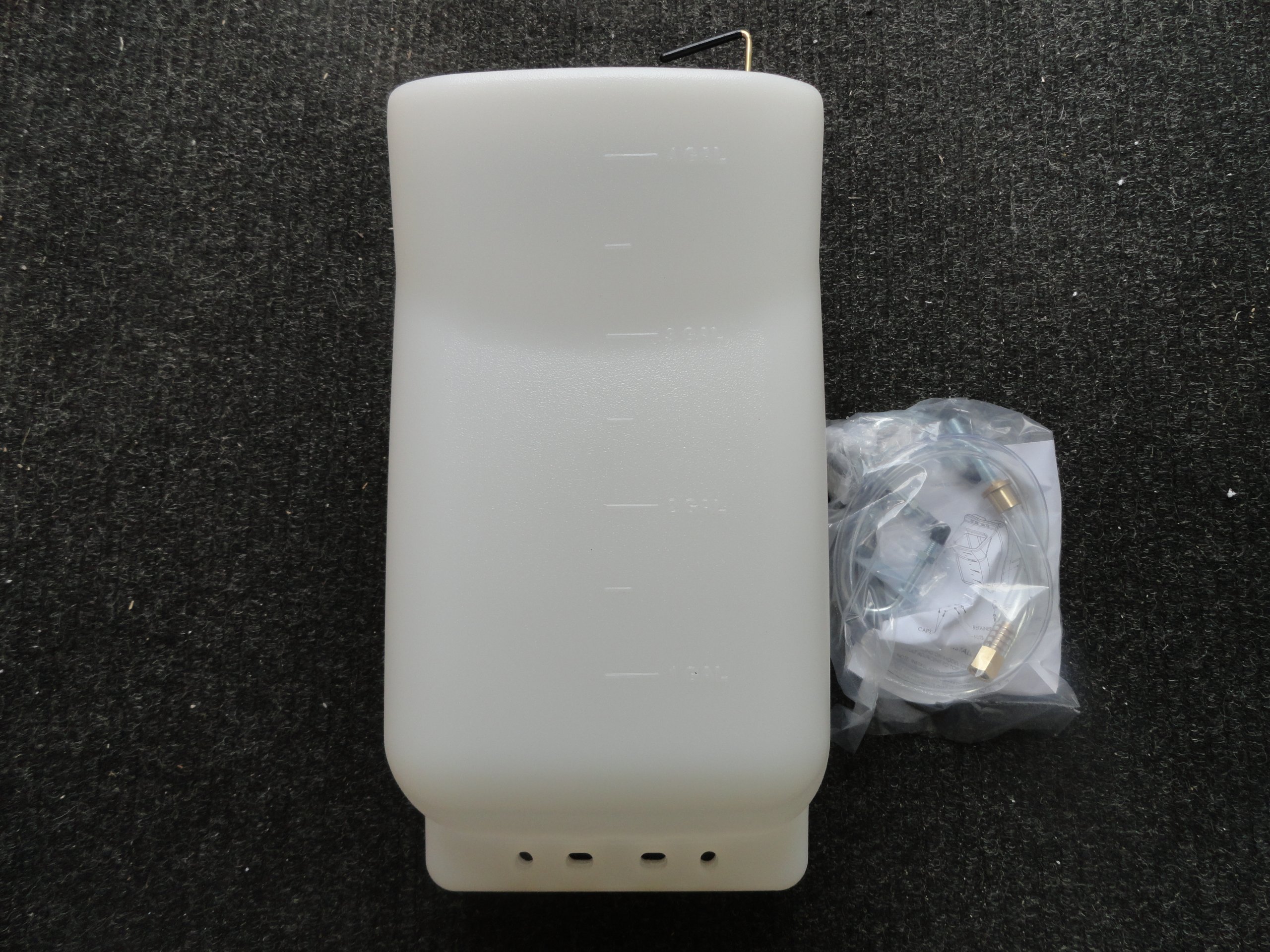 MC3500 Universal Shampoo Tank - 4 Gallon Capacity for Car Wash, Pet Grooming & Salon Use