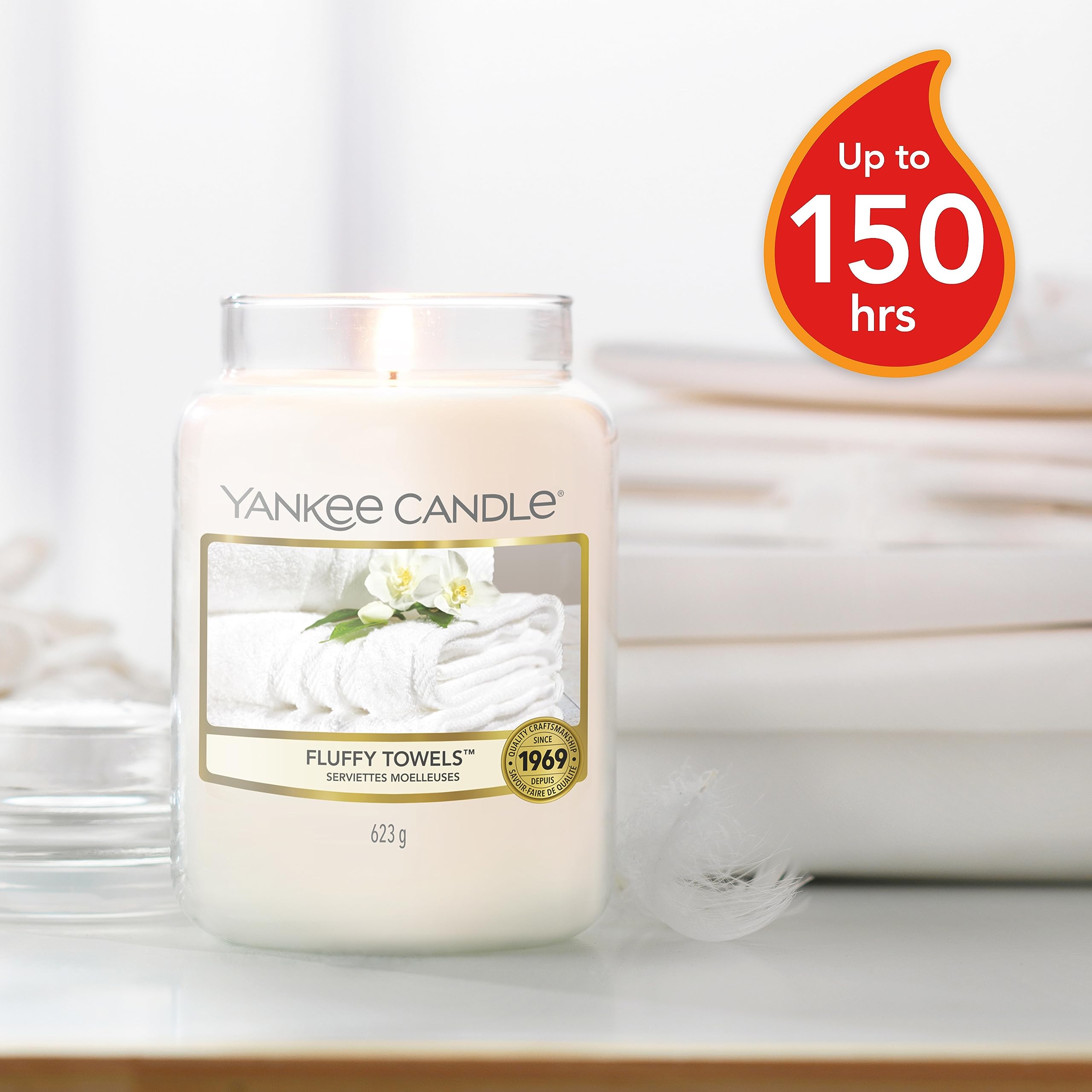 Yankee Candle Fluffy Towels Scented - 22oz Large Jar Single Wick Candle with 110+ Hours Burn Time | Fresh Laundry Fragrance for Home, Bathroom & Bedroom Decor