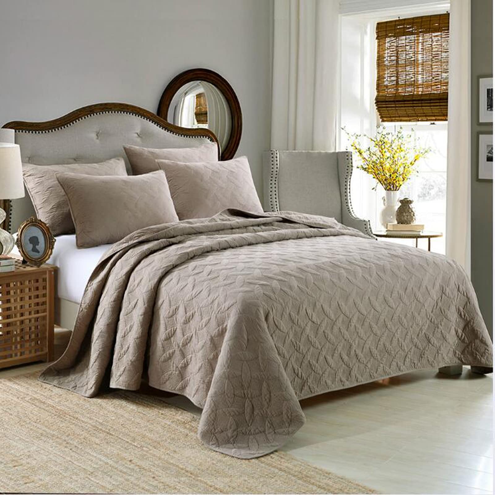 King Size 3-Piece Brown Quilt Set - Soft Lightweight Microfiber Bedspread & 2 Pillow Shams | All-Season Oversized Quilted Coverlet for Bedroom, Guest Room & Dorm | Breathable & Cozy Home Decor